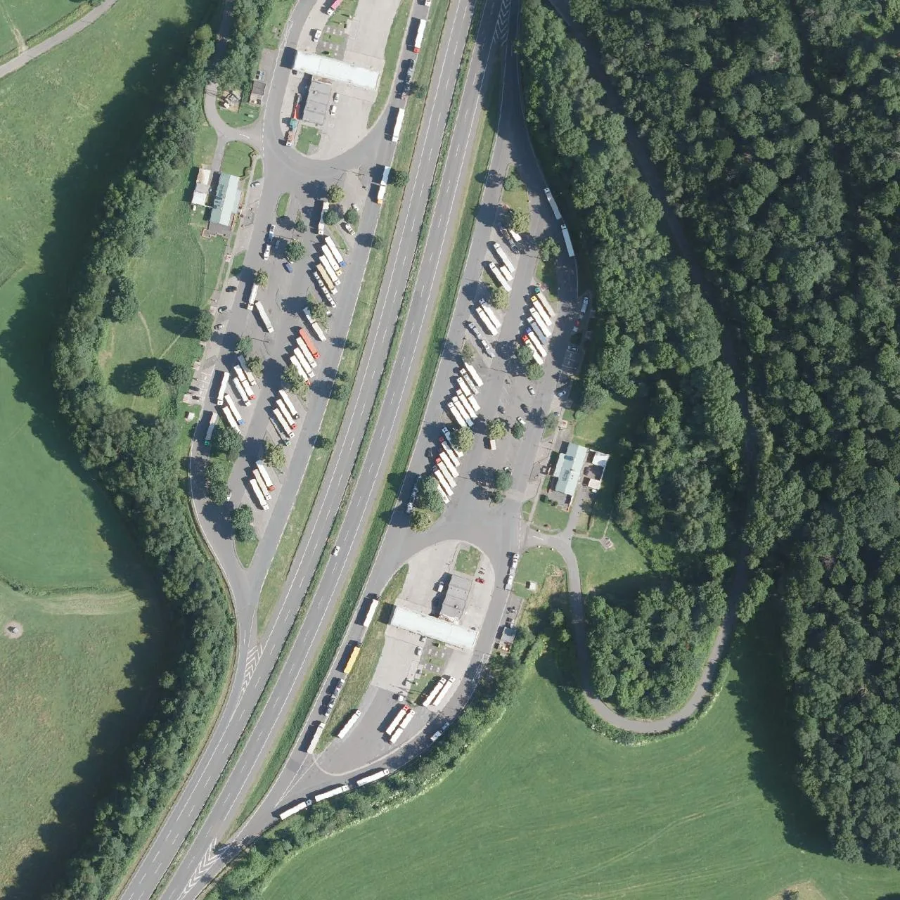 Luftbild (Orthofoto) des LKW-Parkplatzes Aggertal Süd aus dem Jahr 2023