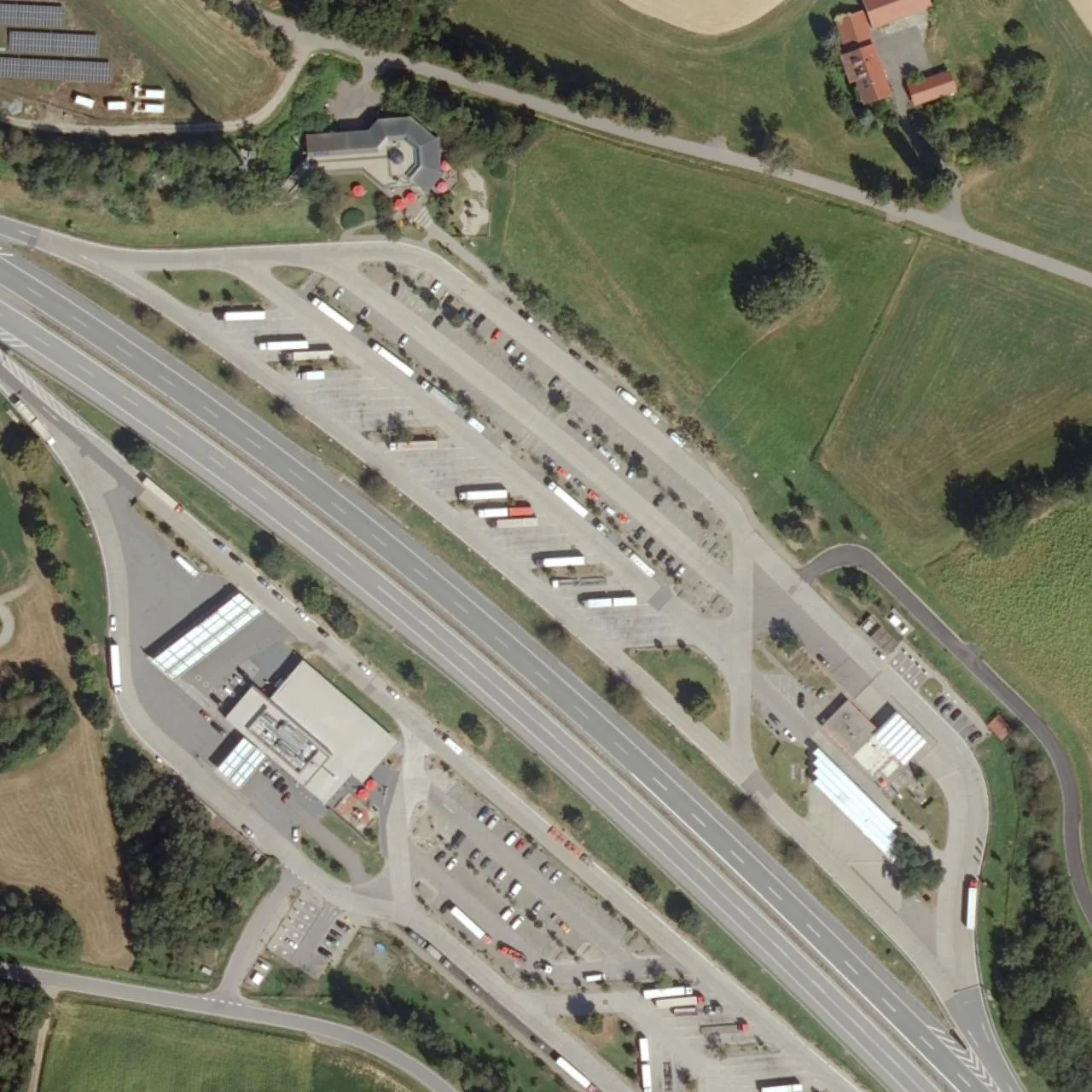 Luftbild (Orthofoto) des LKW-Parkplatzes Bayerischer Wald Nord aus dem Jahr 2022