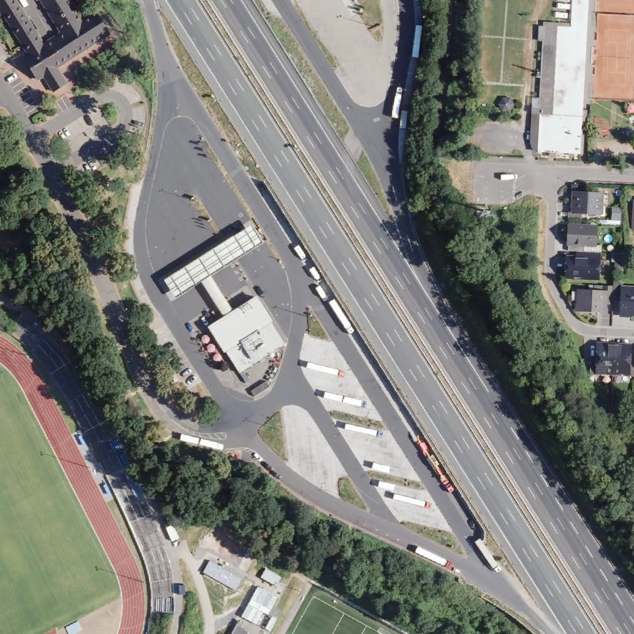 Luftbild (Orthofoto) des LKW-Parkplatzes Siegburg West aus dem Jahr 2023