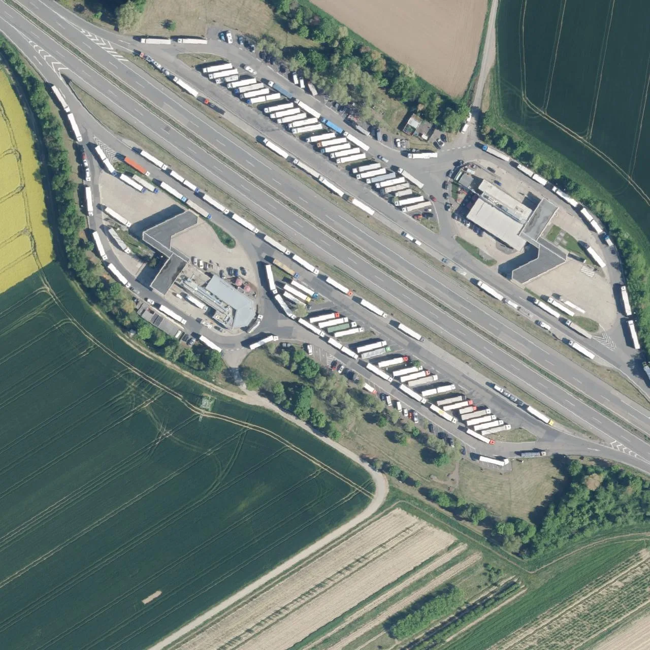 Luftbild (Orthofoto) des LKW-Parkplatzes Peppenhoven West aus dem Jahr 2025