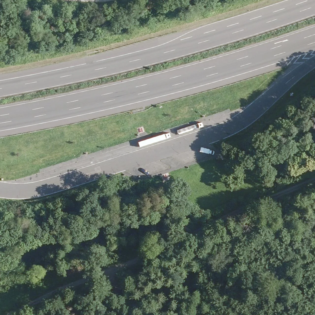 Luftbild (Orthofoto) des LKW-Parkplatzes Erlenhof Süd aus dem Jahr 2023
