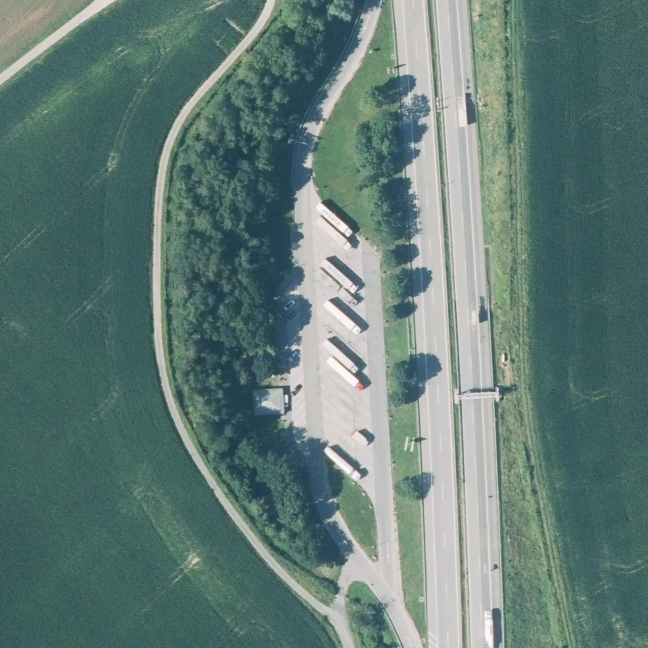 Luftbild (Orthofoto) des LKW-Parkplatzes Rottal West aus dem Jahr 2022