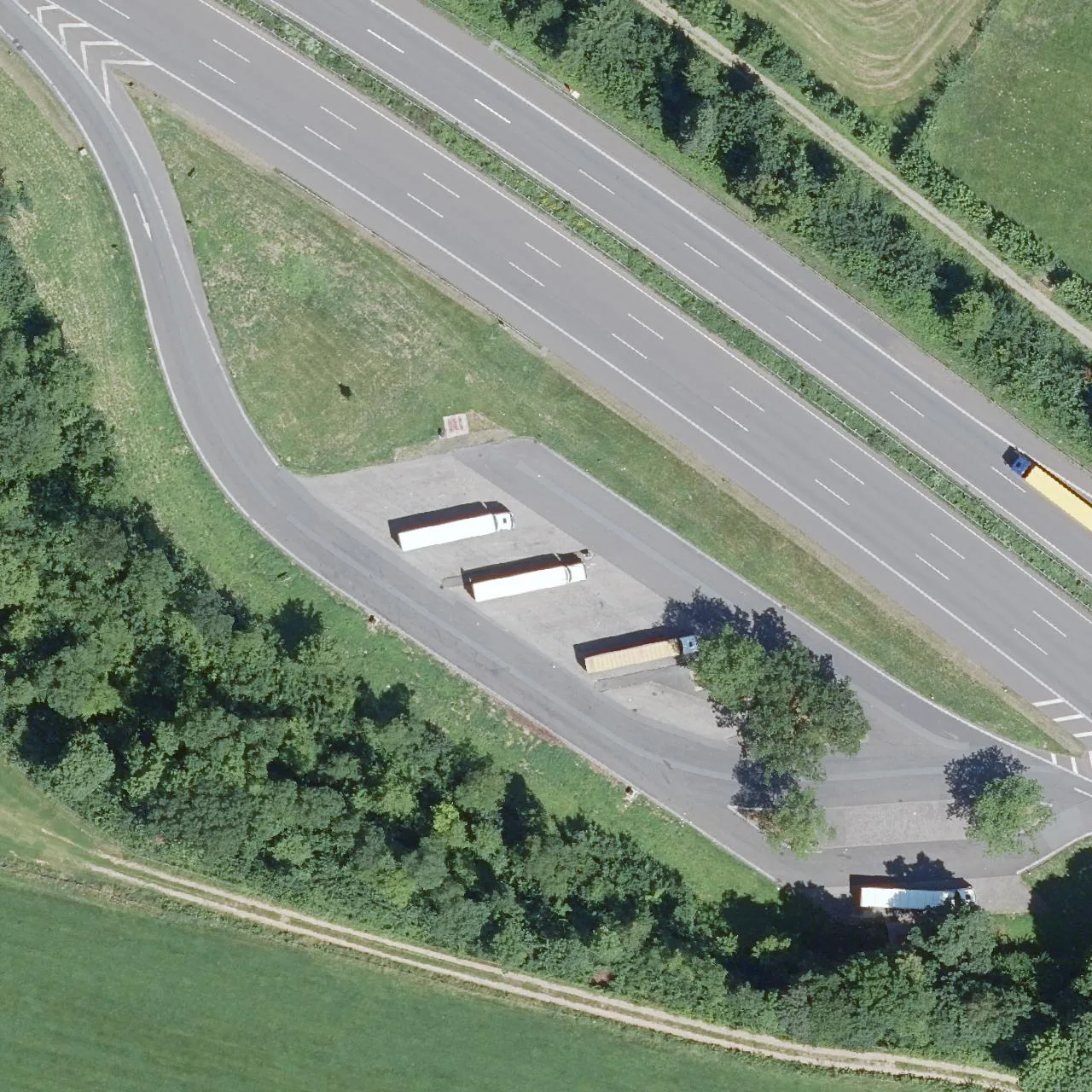 Luftbild (Orthofoto) des LKW-Parkplatzes Bellingroth Süd aus dem Jahr 2023