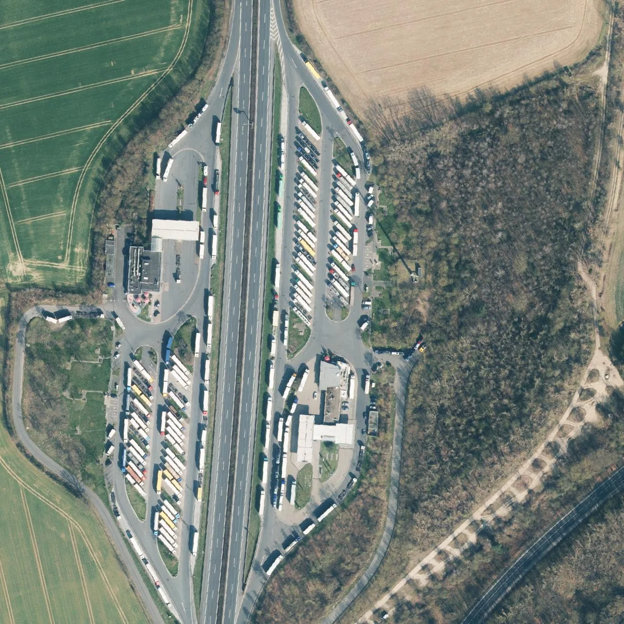 Luftbild (Orthofoto) des LKW-Parkplatzes Ville Ost aus dem Jahr 2025