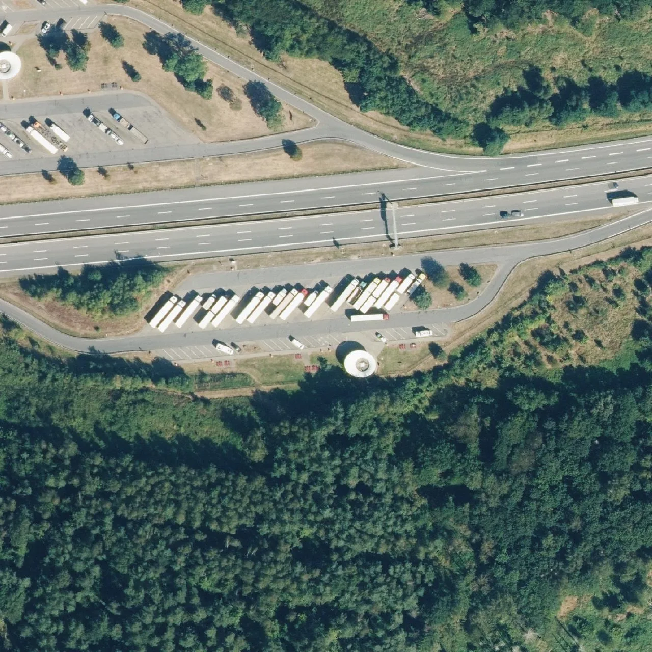 Luftbild (Orthofoto) des LKW-Parkplatzes Hegberg aus dem Jahr 2024