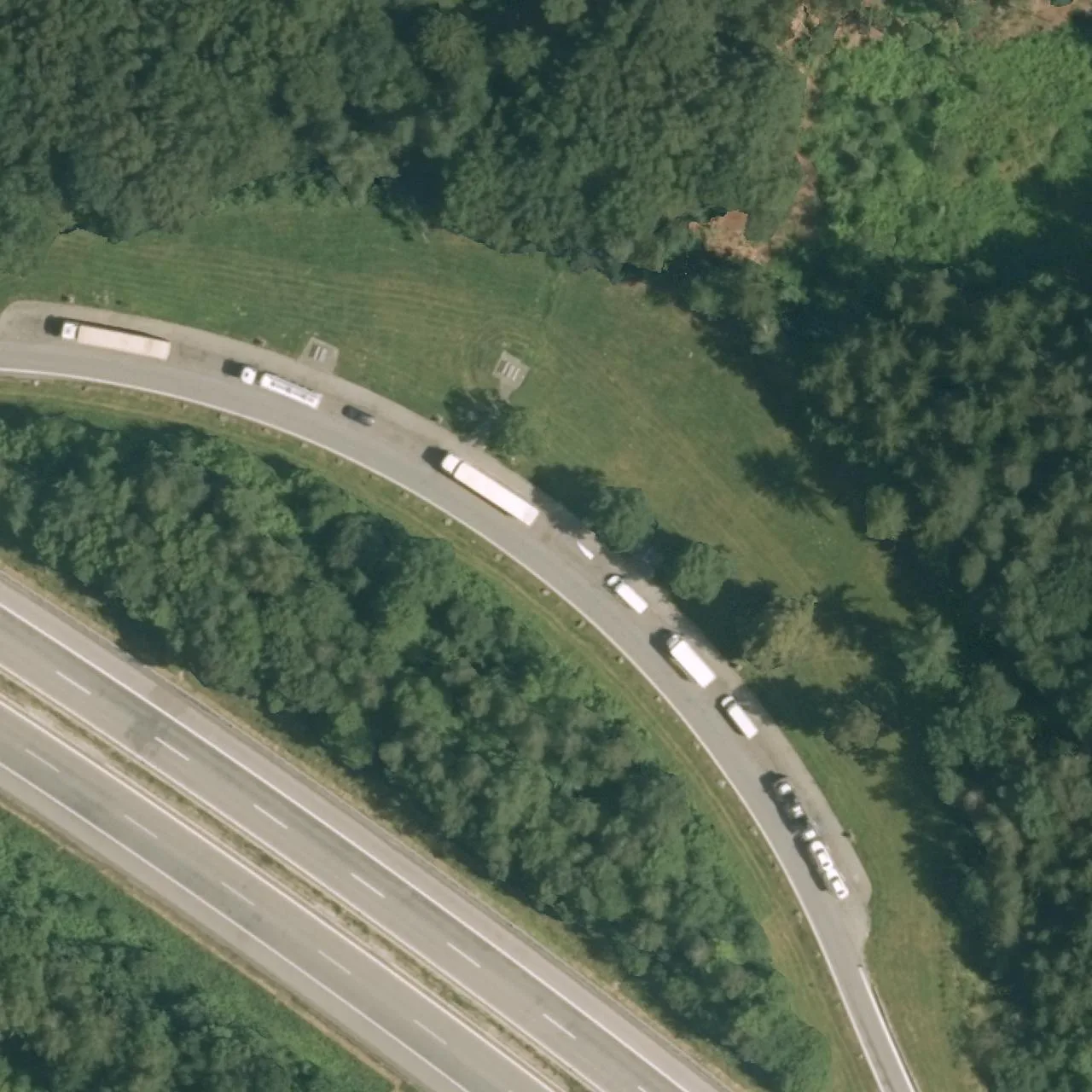 Luftbild (Orthofoto) des LKW-Parkplatzes Scherbach Nord aus dem Jahr 2022