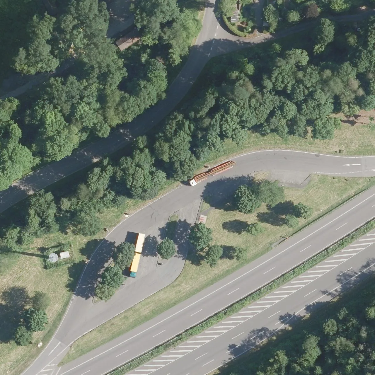 Luftbild (Orthofoto) des LKW-Parkplatzes Erlenhof Nord aus dem Jahr 2023