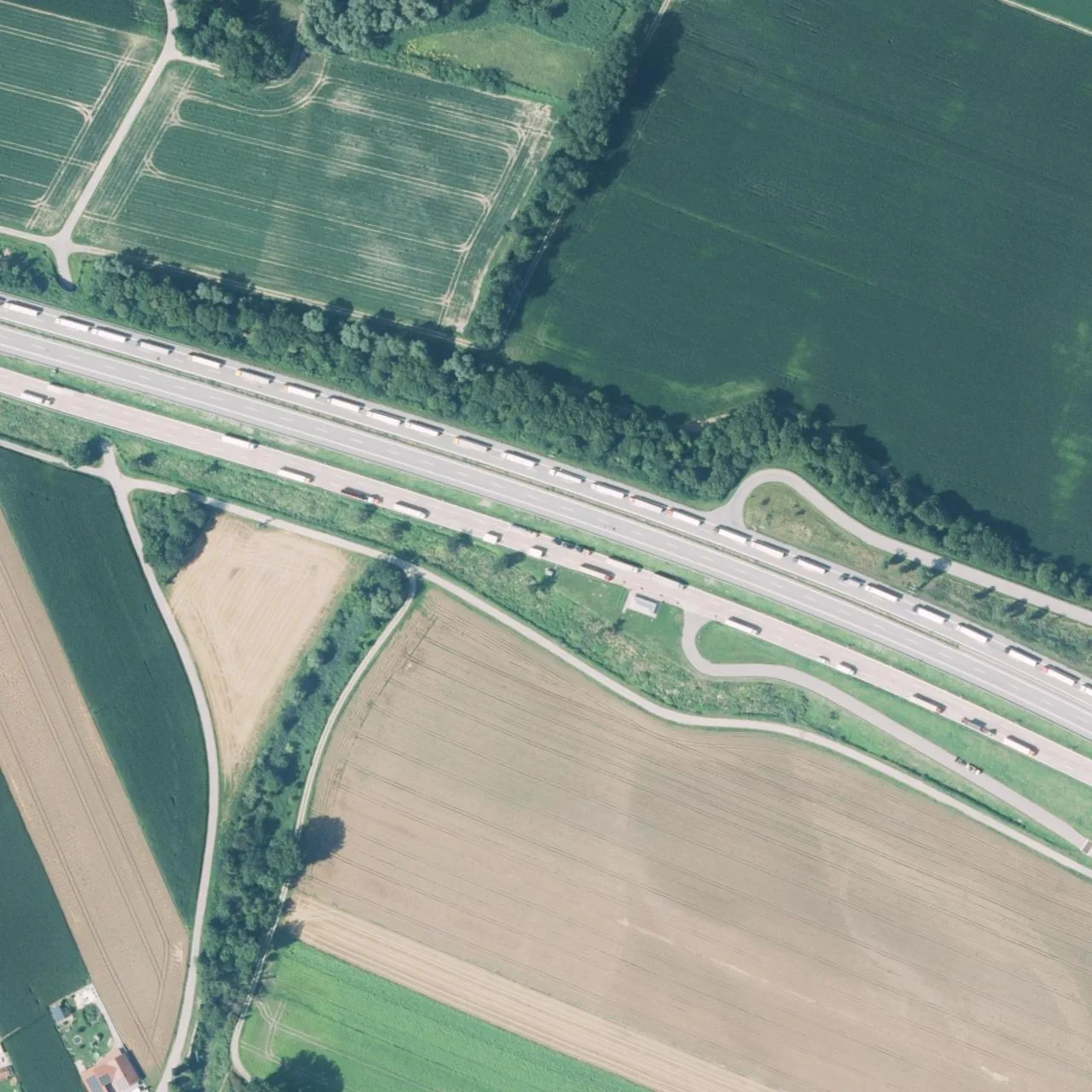 Luftbild (Orthofoto) des LKW-Parkplatzes Vorstauraum Suben Süd aus dem Jahr 2022