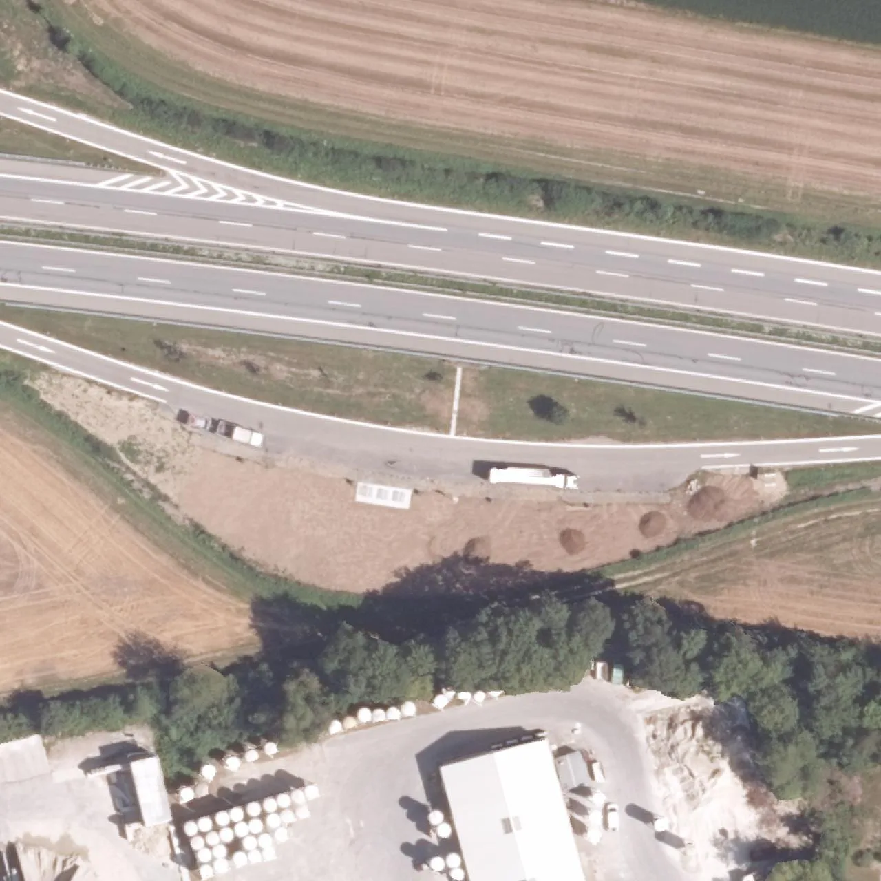 Luftbild (Orthofoto) des LKW-Parkplatzes Bayerwaldblick-Süd aus dem Jahr 2022