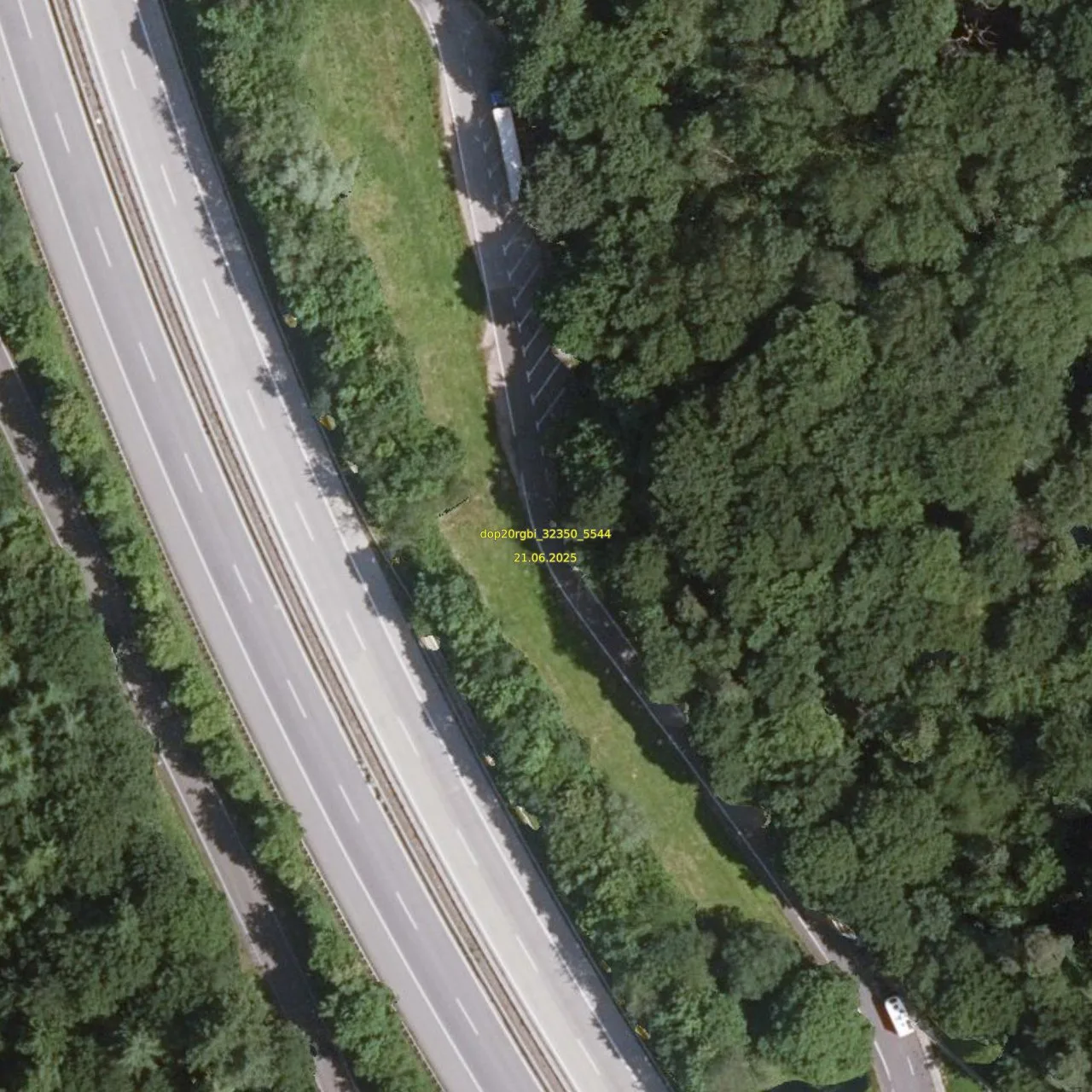 Luftbild (Orthofoto) des LKW-Parkplatzes Flußbach aus dem Jahr 2025