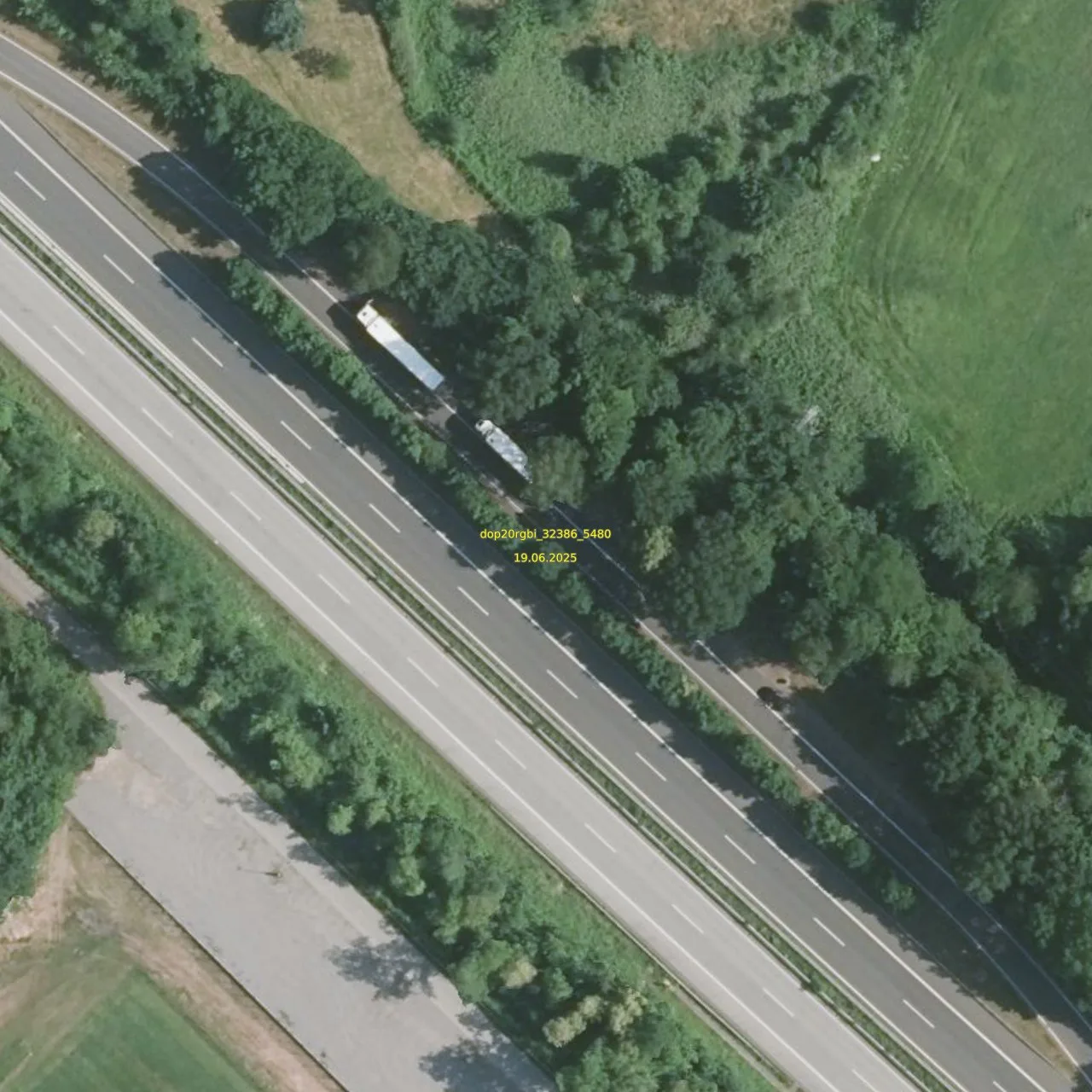 Luftbild (Orthofoto) des LKW-Parkplatzes Weiherborner Garten aus dem Jahr 2025