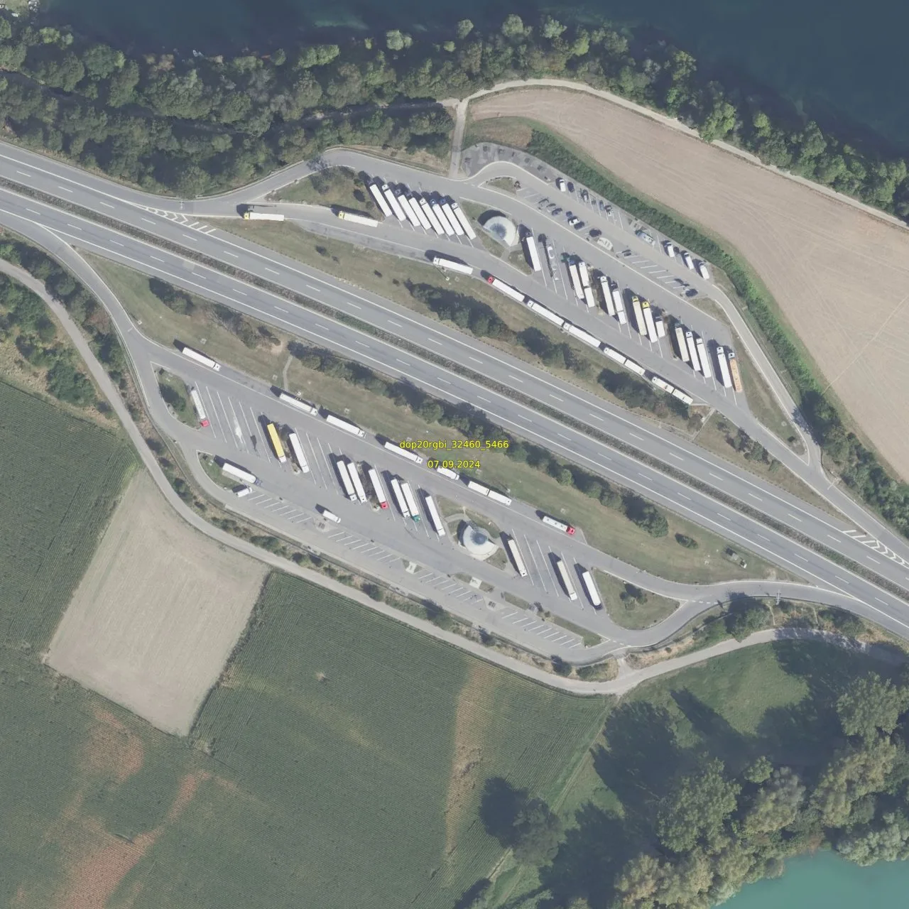 Luftbild (Orthofoto) des LKW-Parkplatzes Spitzenrheinhof aus dem Jahr 2024