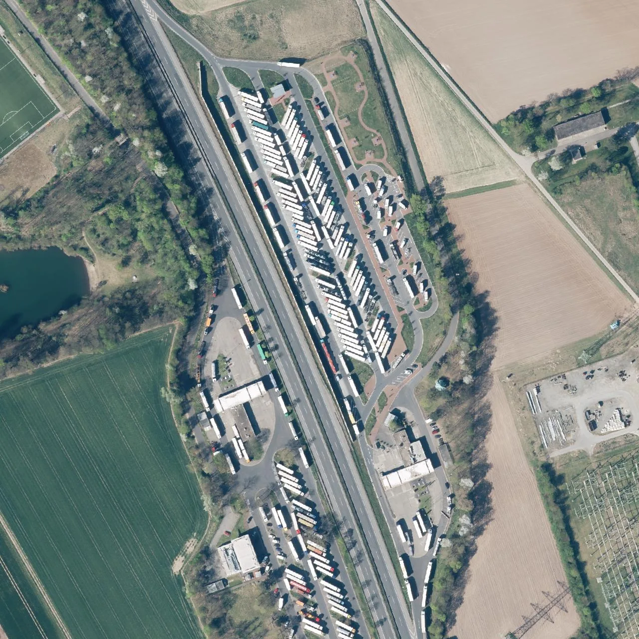 Luftbild (Orthofoto) des LKW-Parkplatzes Nievenheim Ost aus dem Jahr 2025