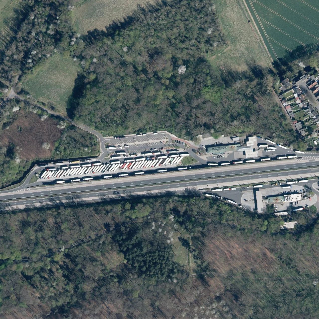 Luftbild (Orthofoto) des LKW-Parkplatzes Frechen Nord aus dem Jahr 2025