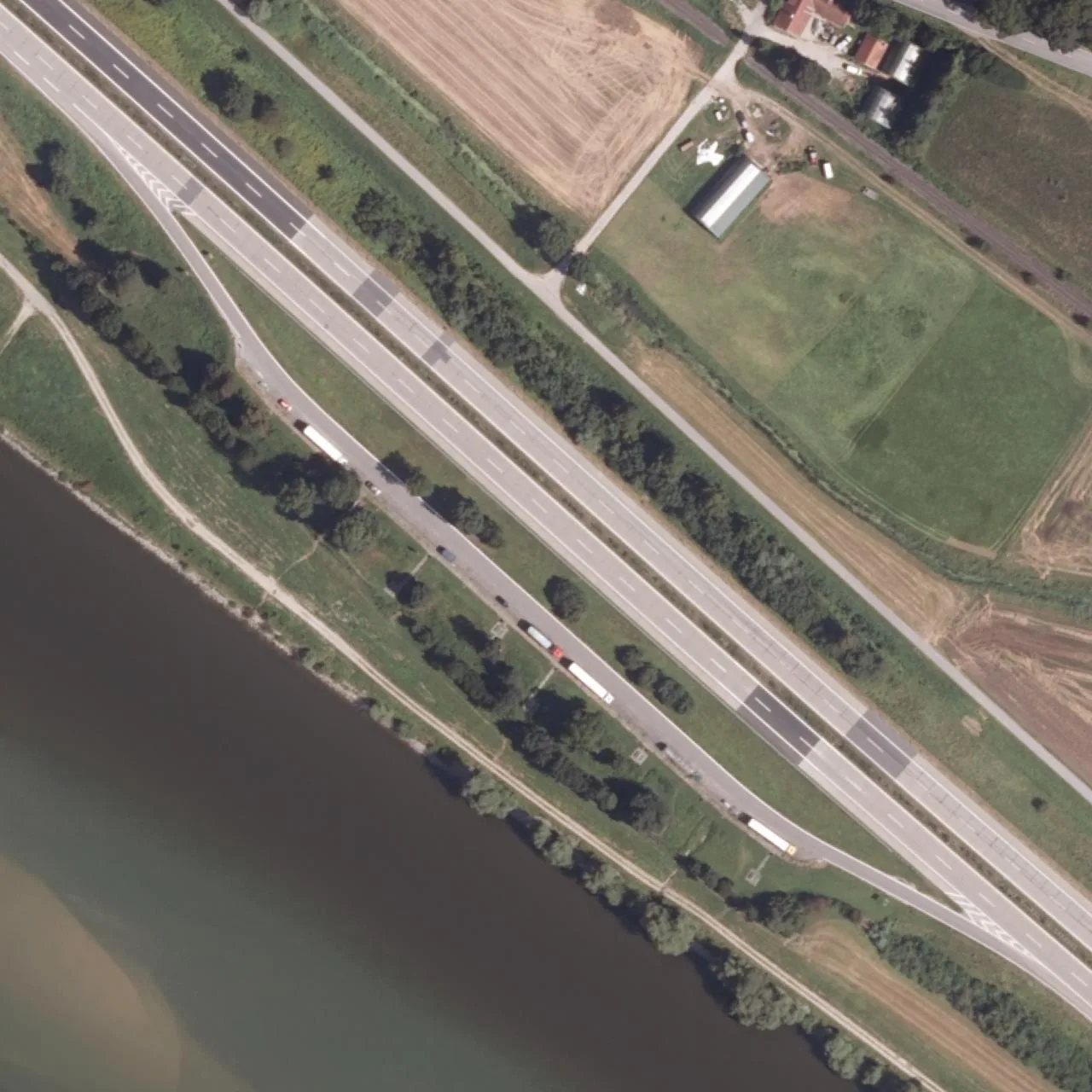 Luftbild (Orthofoto) des LKW-Parkplatzes Isarmündung Süd aus dem Jahr 2022