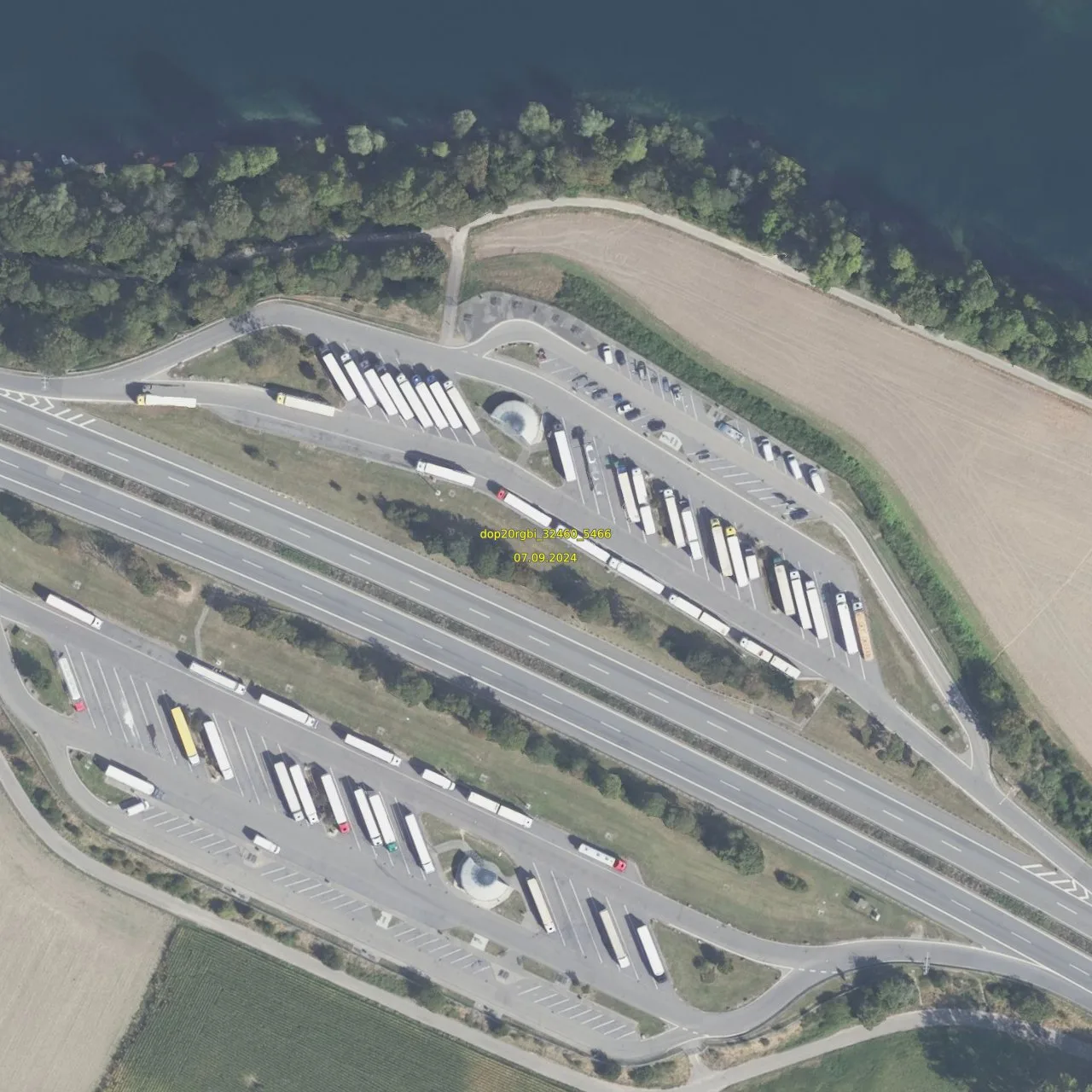 Luftbild (Orthofoto) des LKW-Parkplatzes Binshof aus dem Jahr 2024