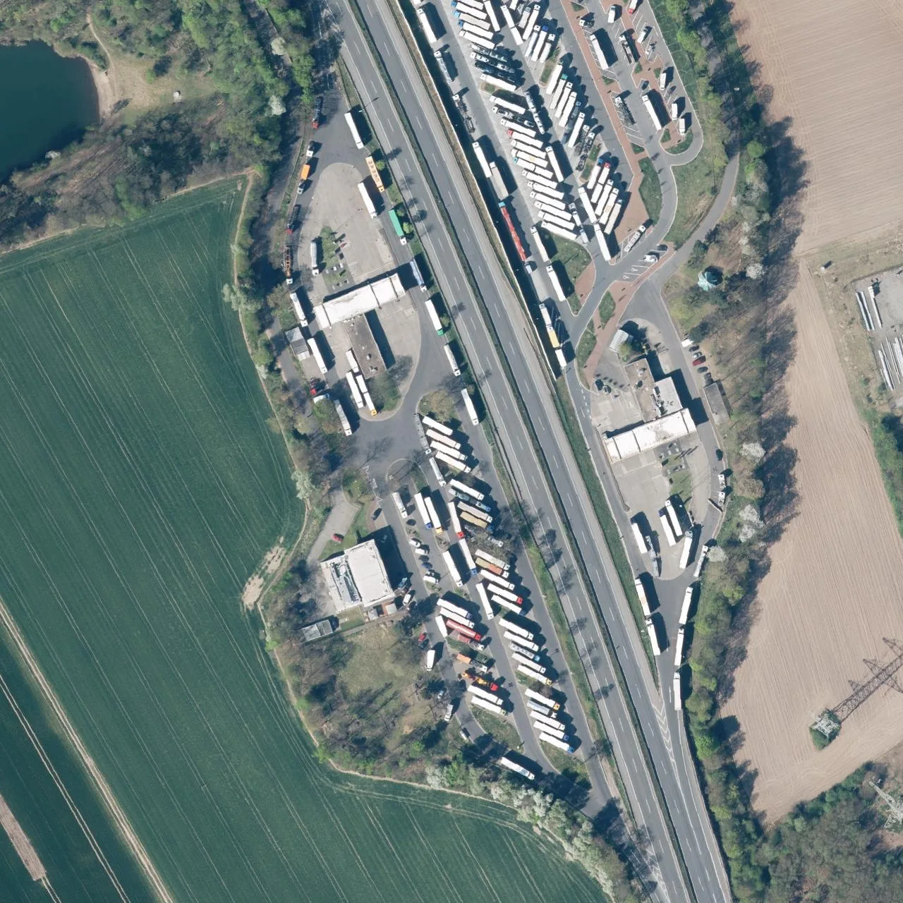 Luftbild (Orthofoto) des LKW-Parkplatzes Nievenheim West aus dem Jahr 2025