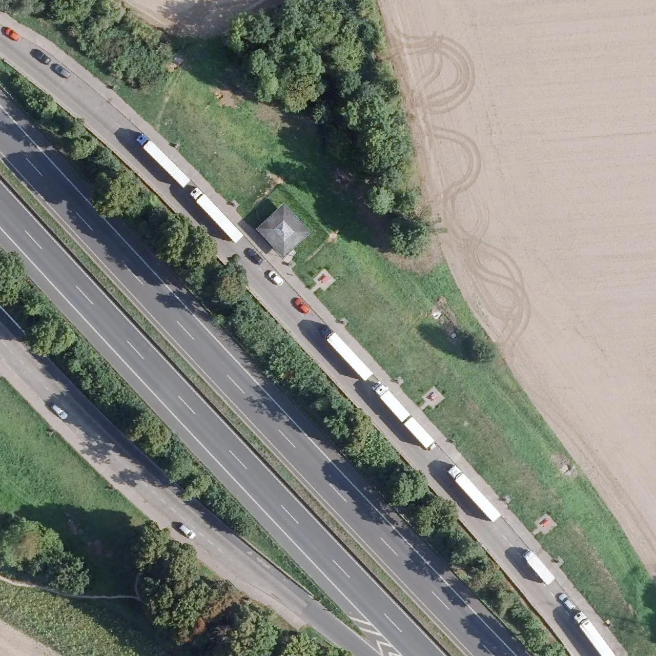 Luftbild (Orthofoto) des LKW-Parkplatzes Weiler Ost aus dem Jahr 2023