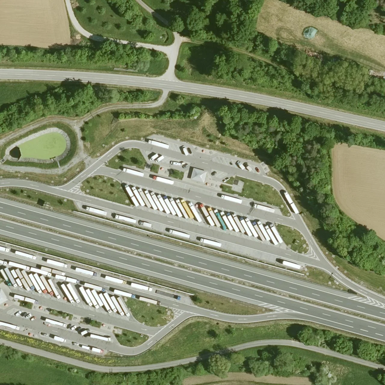 Luftbild (Orthofoto) des LKW-Parkplatzes Wellerbach Nord aus dem Jahr 2025