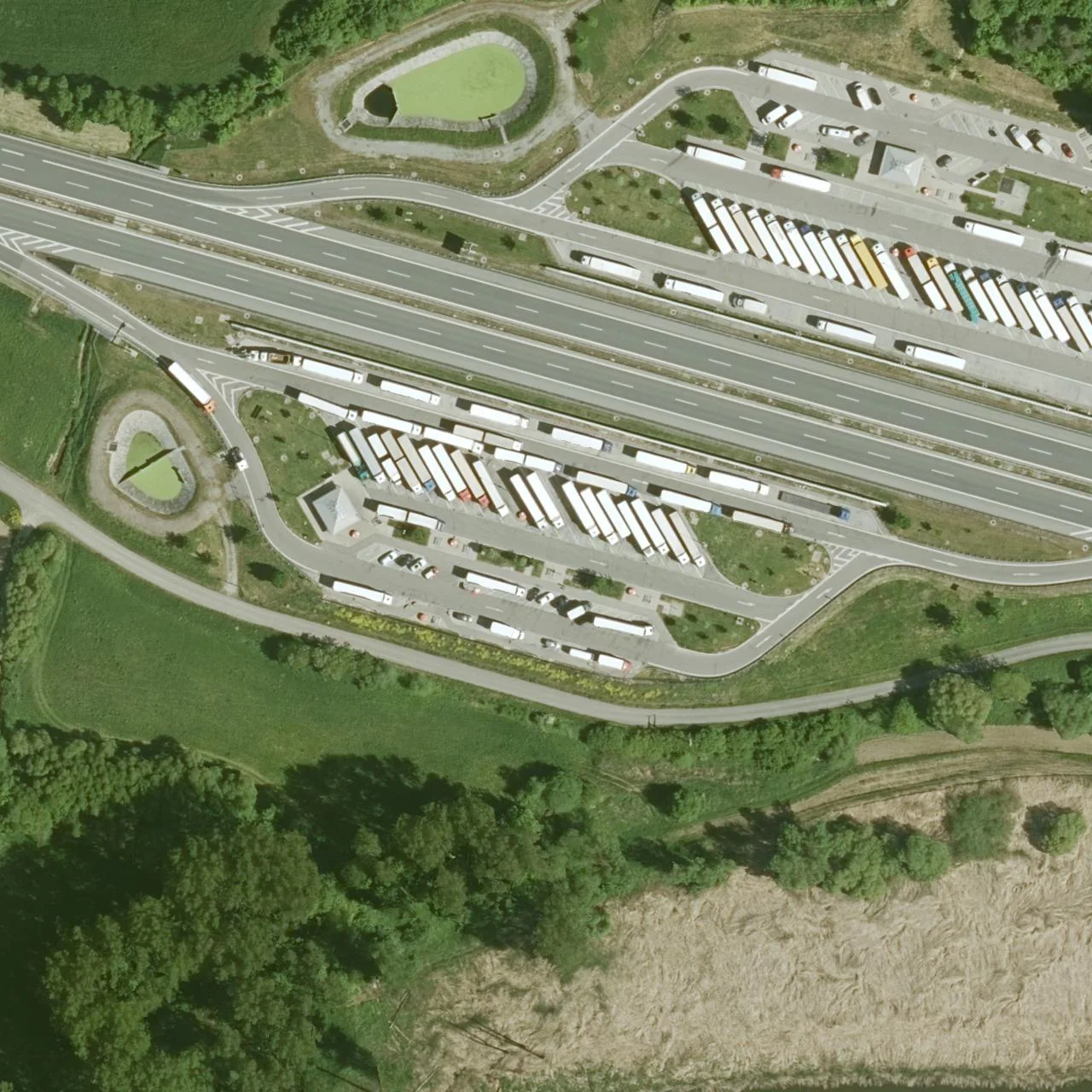 Luftbild (Orthofoto) des LKW-Parkplatzes Wiesenttal Süd aus dem Jahr 2025