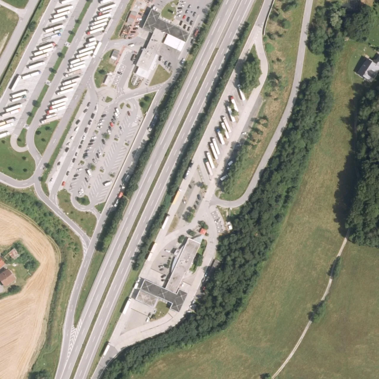Luftbild (Orthofoto) des LKW-Parkplatzes Donautal Ost aus dem Jahr 2022