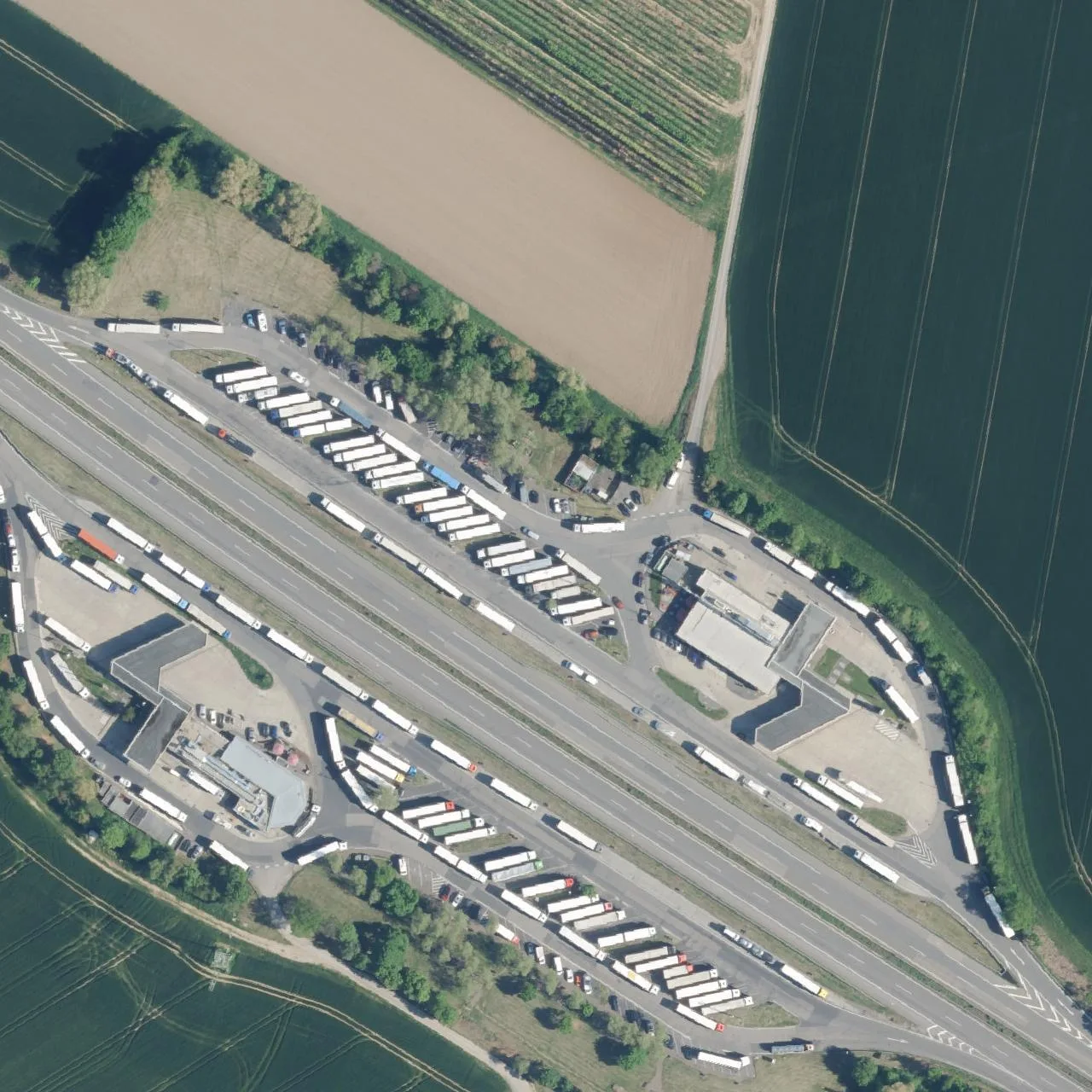 Luftbild (Orthofoto) des LKW-Parkplatzes Peppenhoven Ost aus dem Jahr 2025