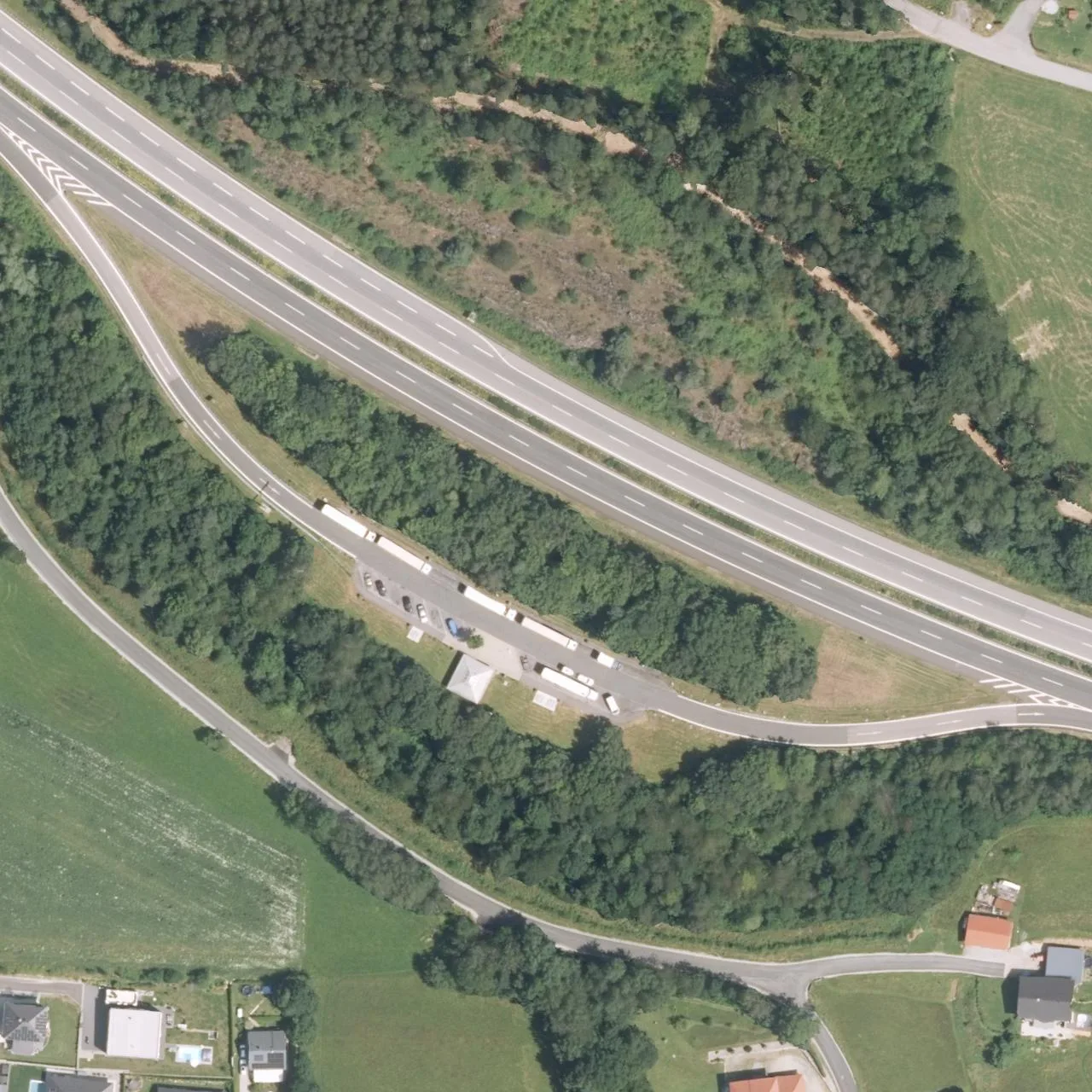 Luftbild (Orthofoto) des LKW-Parkplatzes Jägerhölzl Süd aus dem Jahr 2022