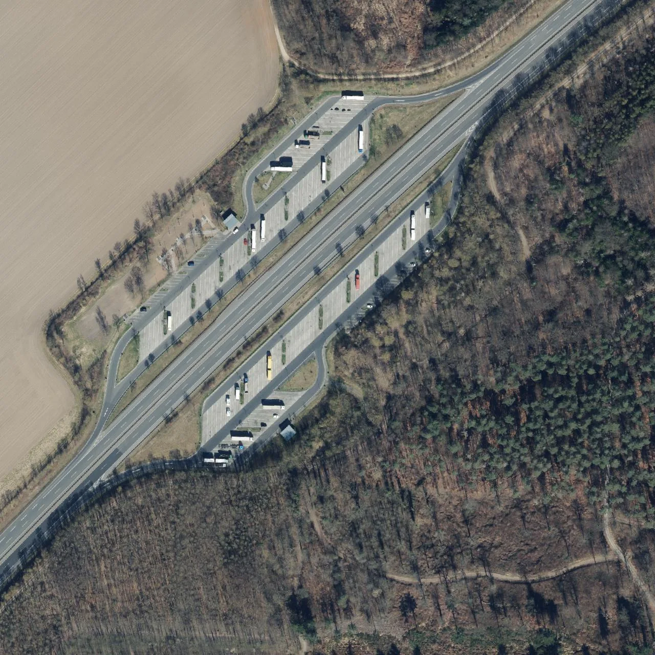 Luftbild (Orthofoto) des LKW-Parkplatzes Am alten Hau (Ost) aus dem Jahr 2025