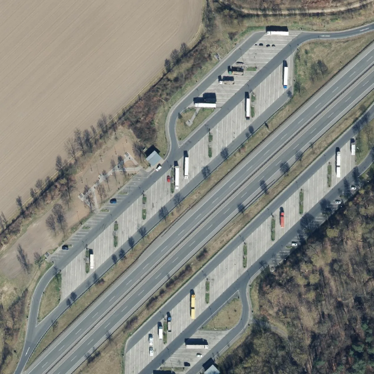 Luftbild (Orthofoto) des LKW-Parkplatzes Am alten Hau (West) aus dem Jahr 2025