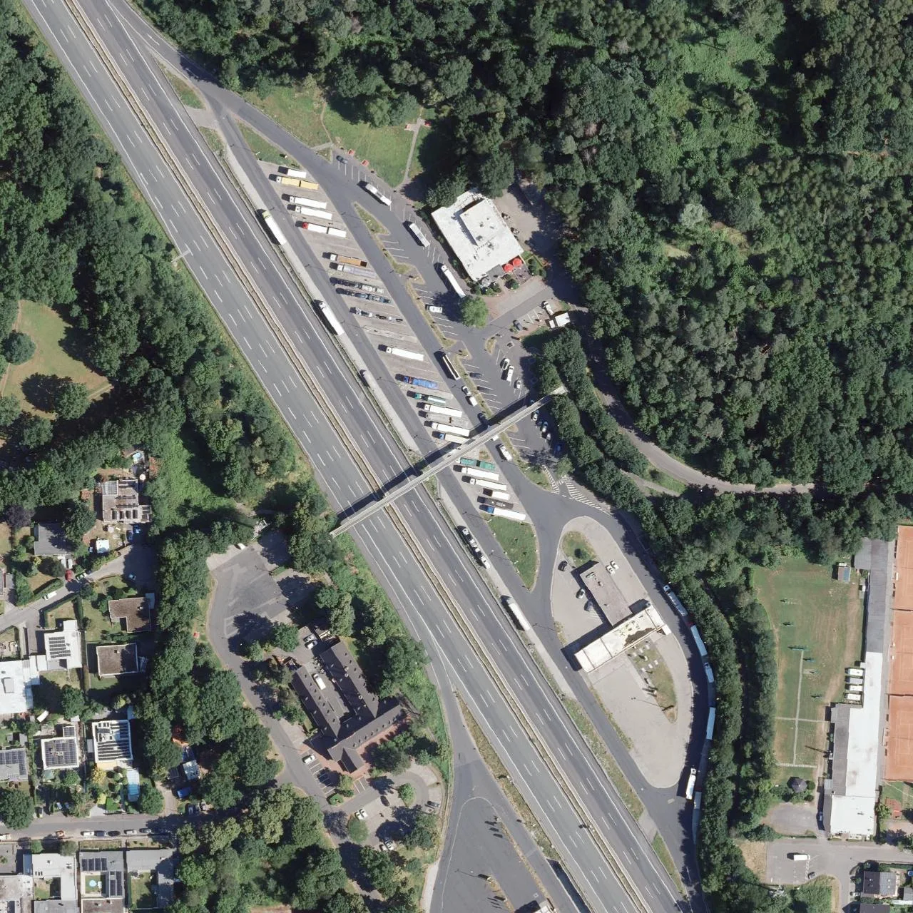 Luftbild (Orthofoto) des LKW-Parkplatzes Siegburg Ost aus dem Jahr 2023