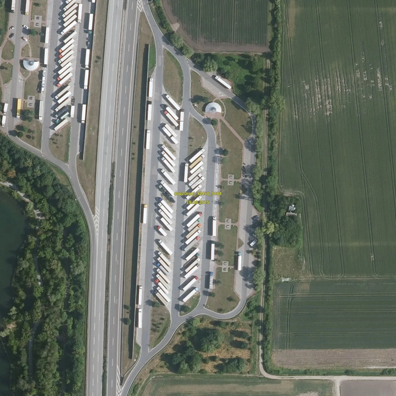 Luftbild (Orthofoto) des LKW-Parkplatzes Auf dem Hahnen aus dem Jahr 2025