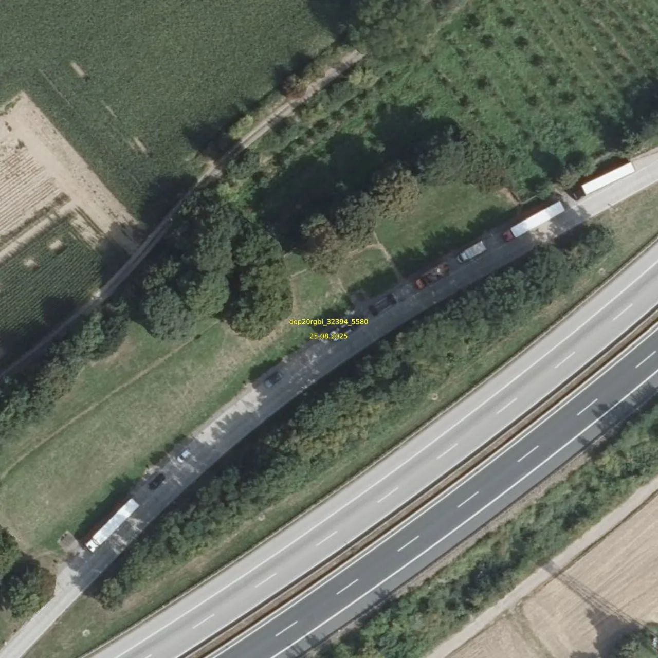 Luftbild (Orthofoto) des LKW-Parkplatzes Schießer Weg aus dem Jahr 2025