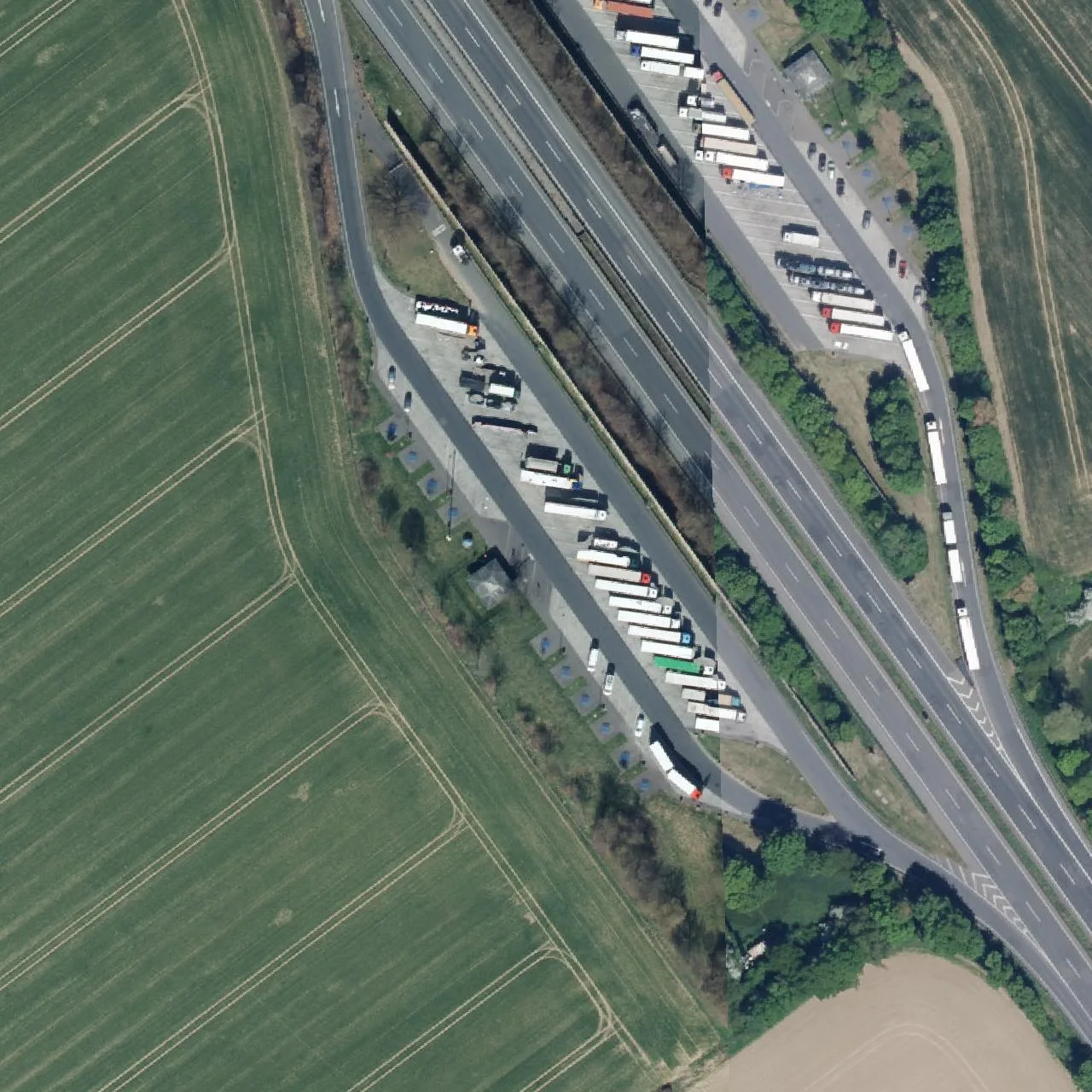 Luftbild (Orthofoto) des LKW-Parkplatzes Am blauen Stein (West) aus dem Jahr 2025