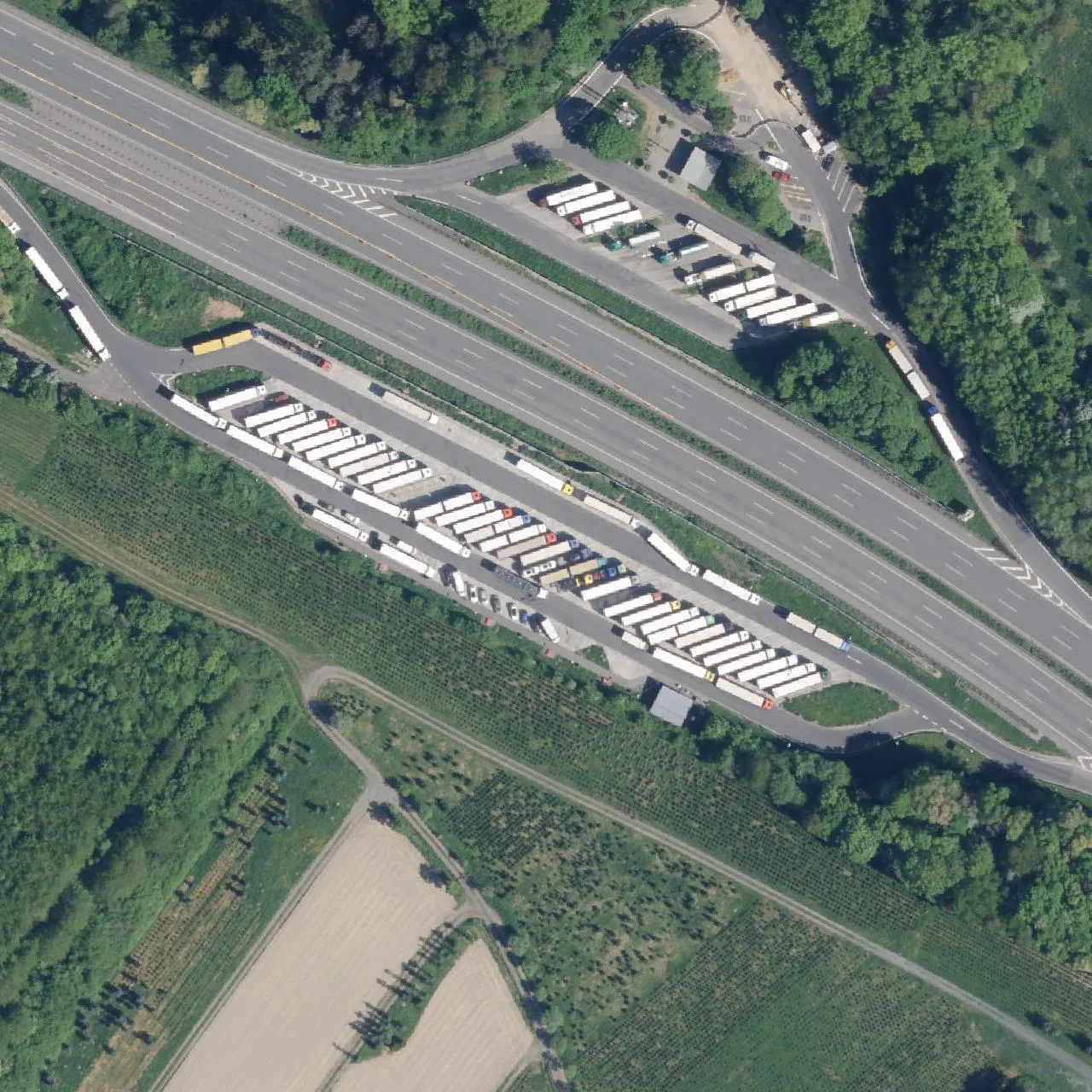 Luftbild (Orthofoto) des LKW-Parkplatzes Logebachtal (West) aus dem Jahr 2025