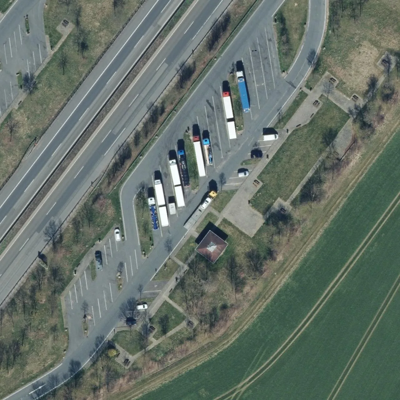 Luftbild (Orthofoto) des LKW-Parkplatzes Oberste Heide Ost aus dem Jahr 2025