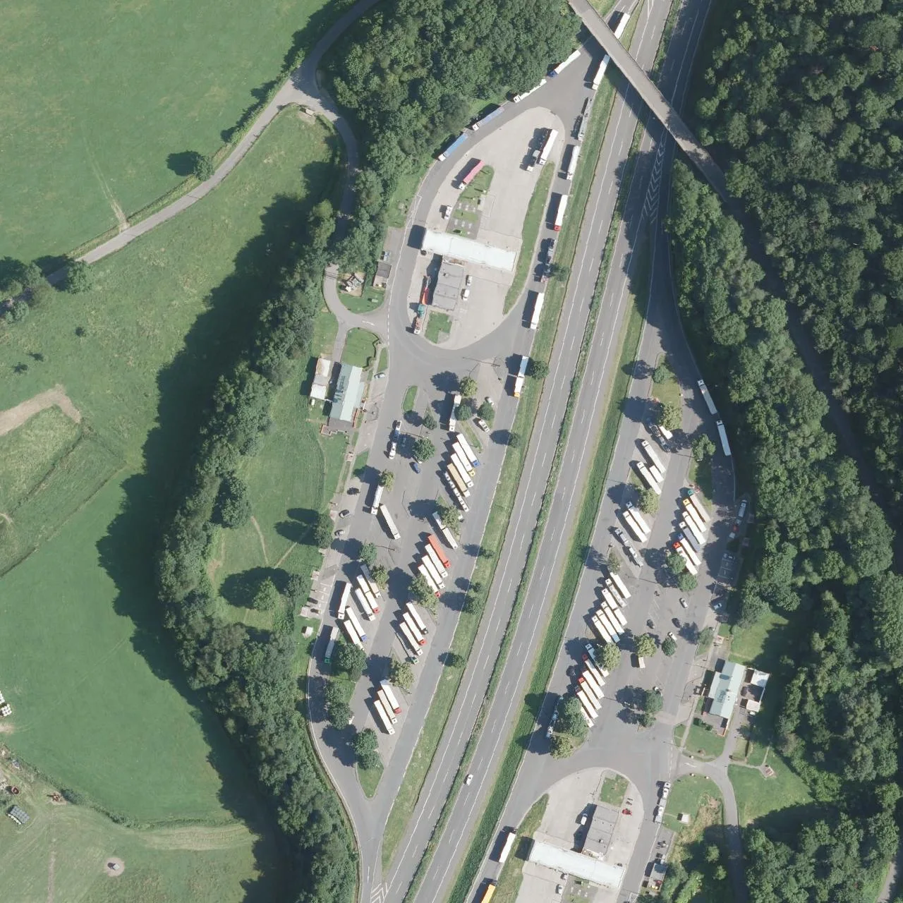 Luftbild (Orthofoto) des LKW-Parkplatzes Aggertal Nord aus dem Jahr 2023