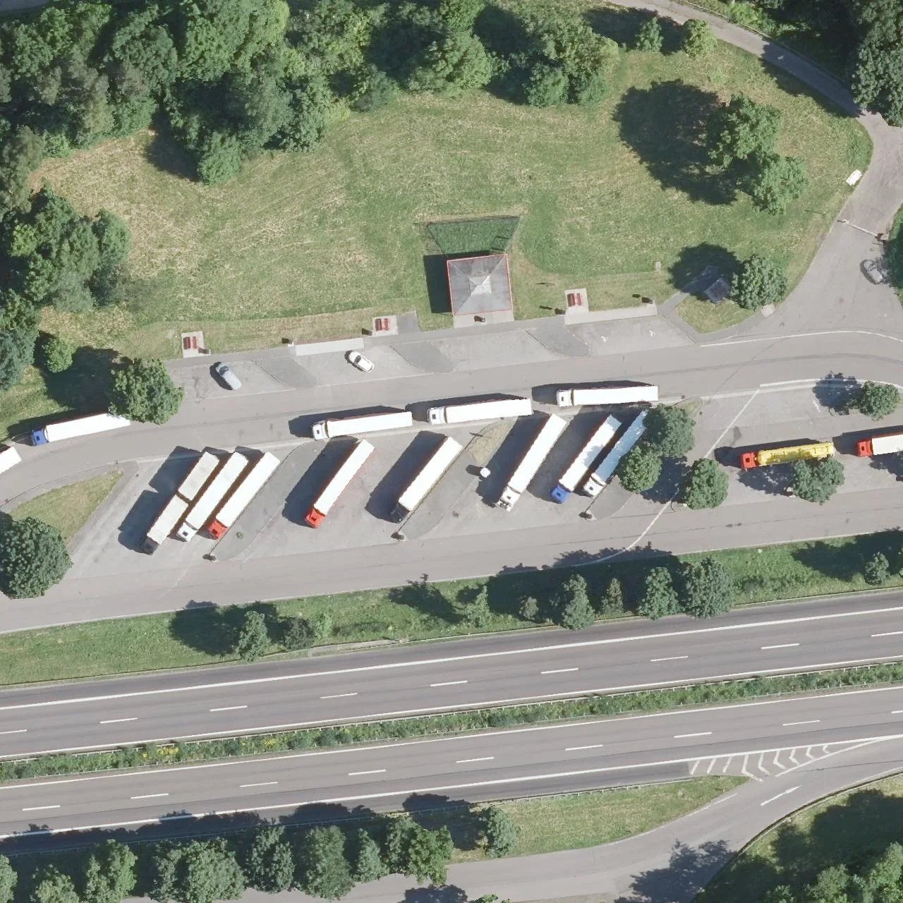 Luftbild (Orthofoto) des LKW-Parkplatzes Hasbacher Höhe (Süd) aus dem Jahr 2023