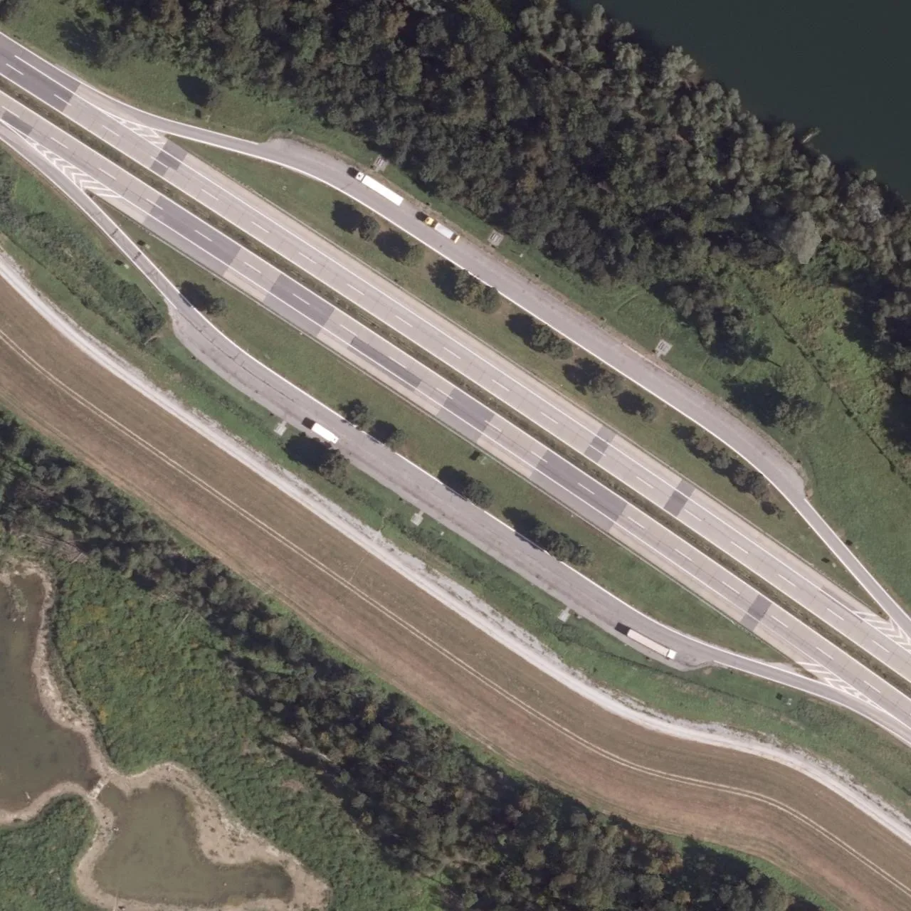Luftbild (Orthofoto) des LKW-Parkplatzes Griesweiher Süd aus dem Jahr 2022