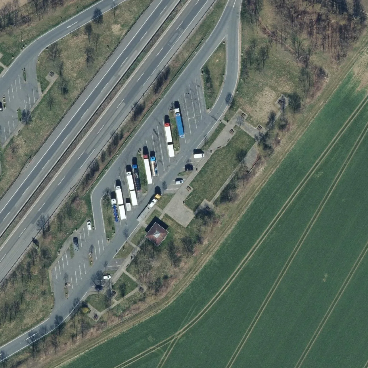Luftbild (Orthofoto) des LKW-Parkplatzes Oberste Heide West aus dem Jahr 2025