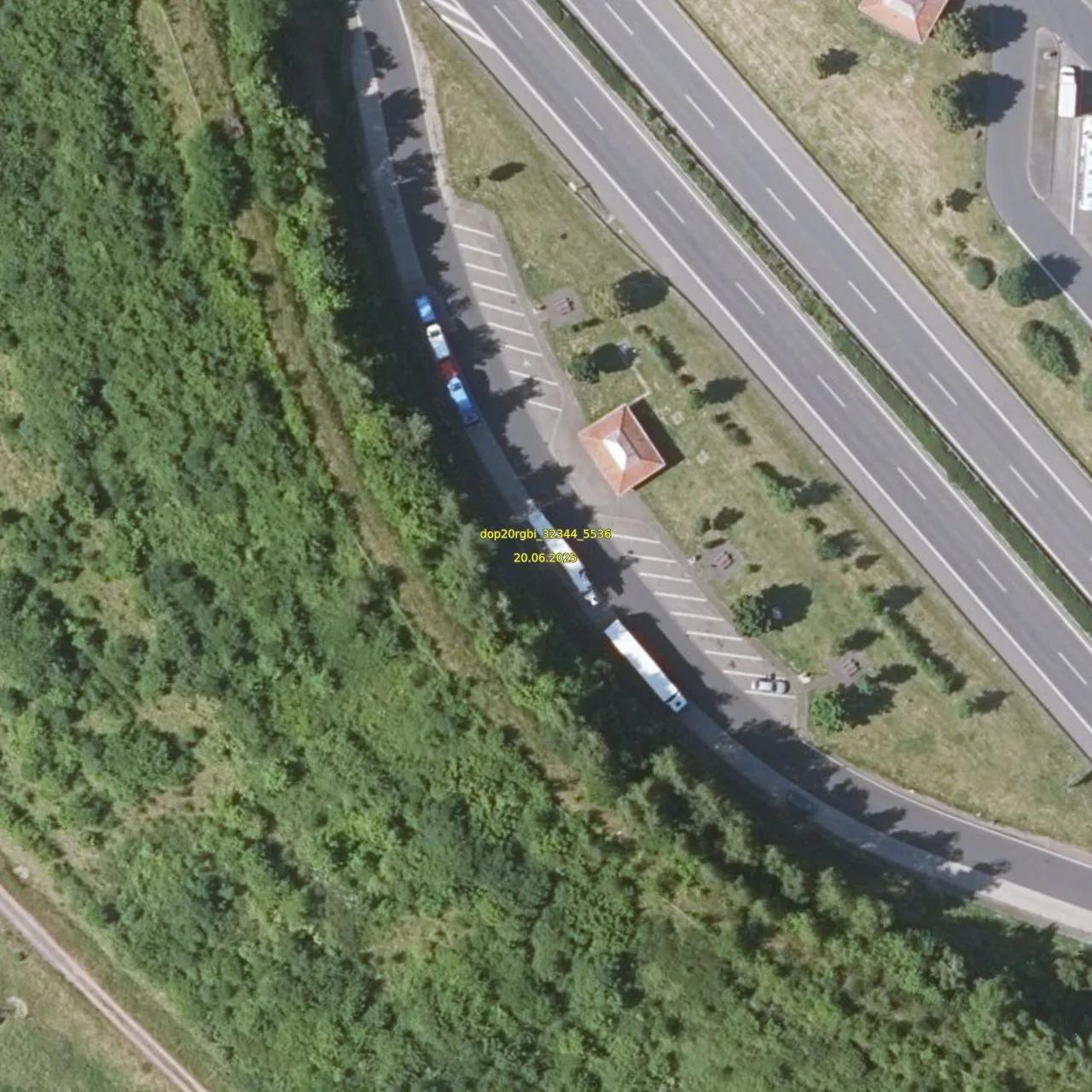 Luftbild (Orthofoto) des LKW-Parkplatzes Fintenkapelle West aus dem Jahr 2025
