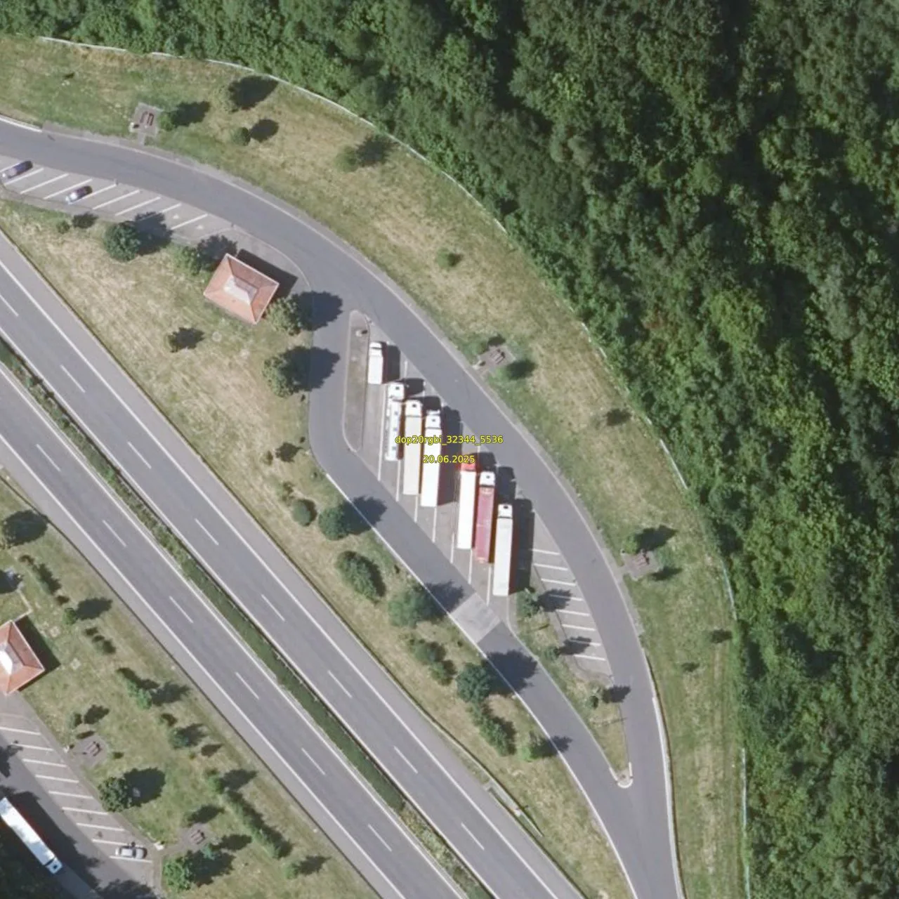 Luftbild (Orthofoto) des LKW-Parkplatzes Fintenkapelle Ost aus dem Jahr 2025