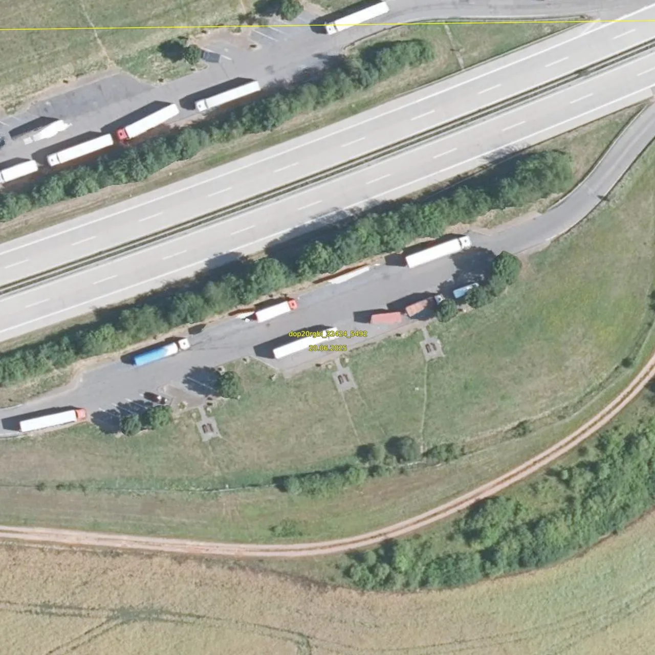 Luftbild (Orthofoto) des LKW-Parkplatzes Donnersberg Ost aus dem Jahr 2025