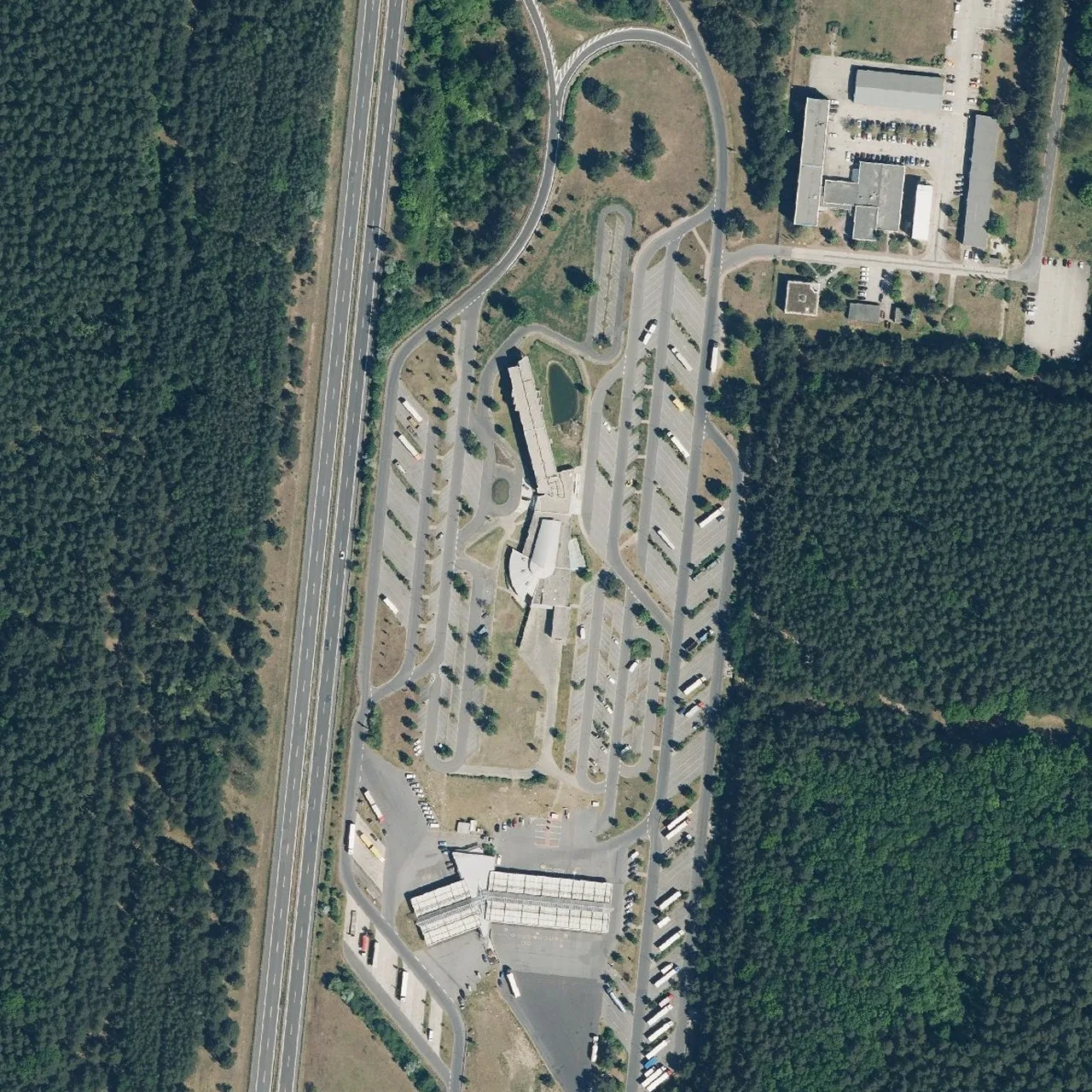 Luftbild (Orthofoto) des LKW-Parkplatzes Stolper Heide aus dem Jahr 2024