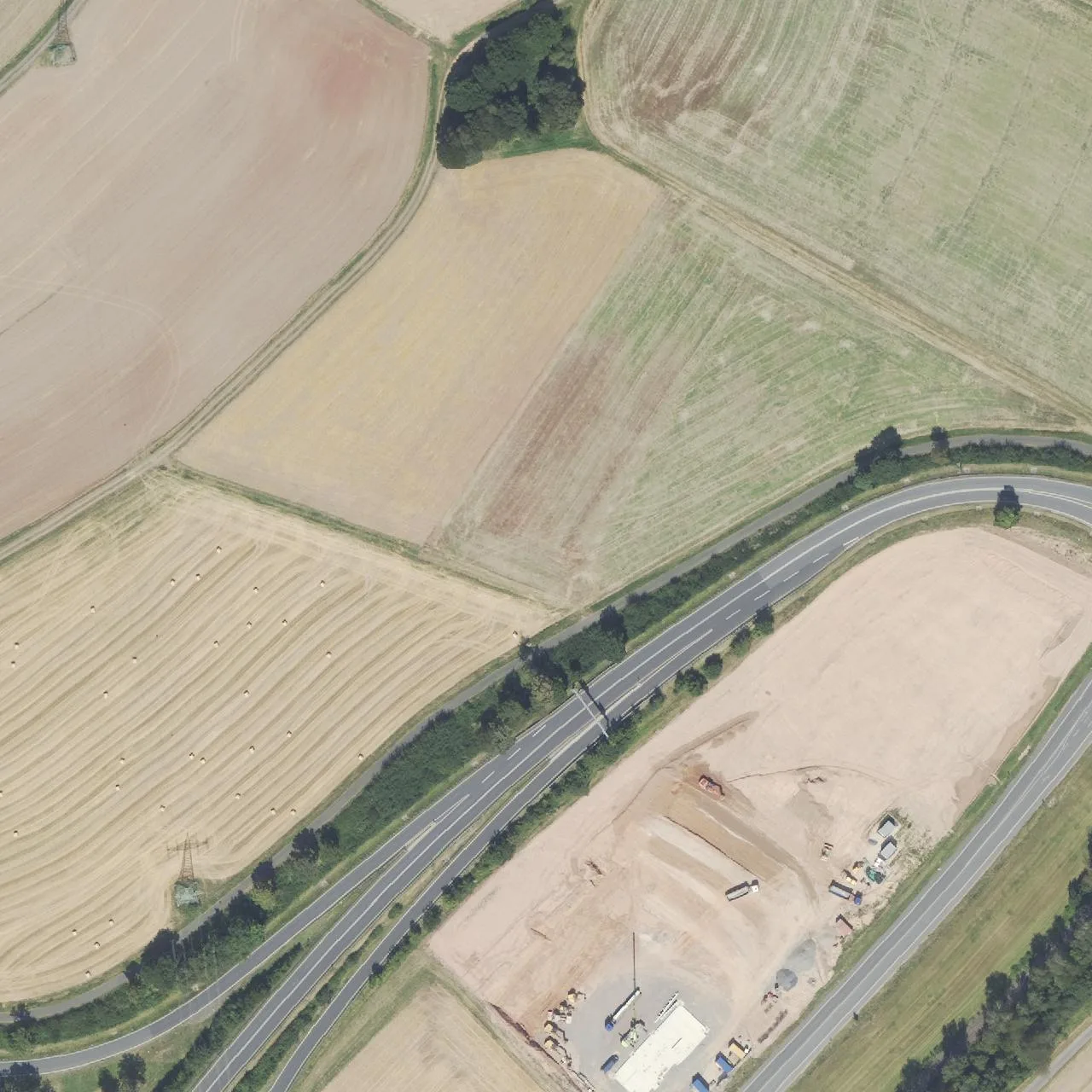 Luftbild (Orthofoto) des LKW-Parkplatzes ROSI's Autohof Niederaula aus dem Jahr 2024
