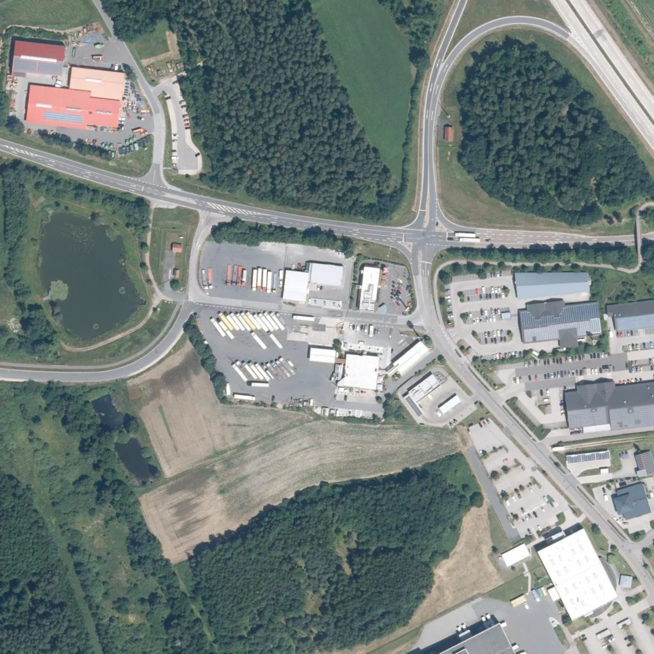 Luftbild (Orthofoto) des LKW-Parkplatzes 24-Autohof Wernberg aus dem Jahr 2025