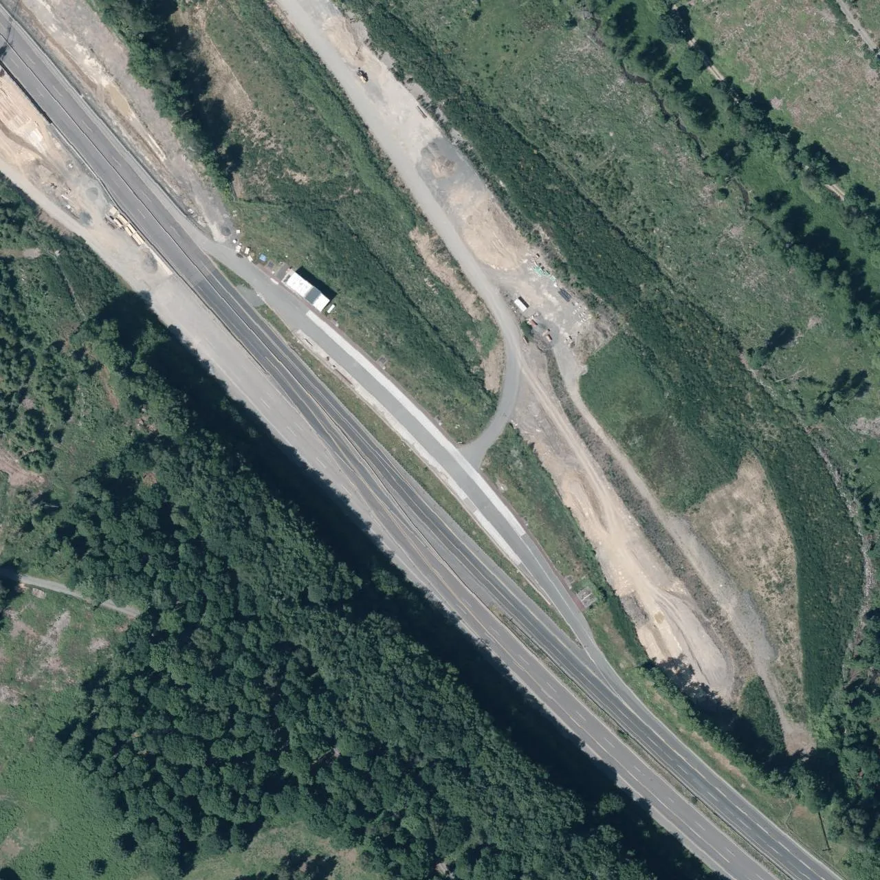 Luftbild (Orthofoto) des LKW-Parkplatzes Landeskroner Weiher aus dem Jahr 2023