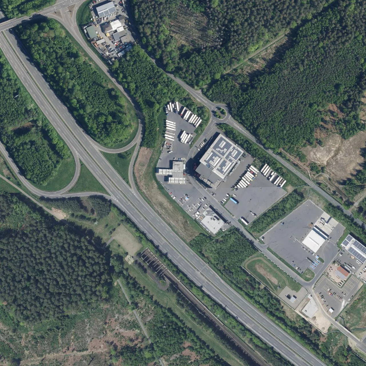 Luftbild (Orthofoto) des LKW-Parkplatzes Autohof Bad Honnef aus dem Jahr 2025
