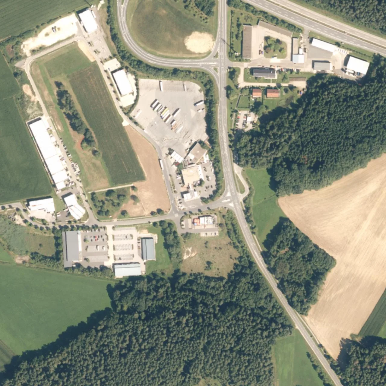 Luftbild (Orthofoto) des LKW-Parkplatzes 24-Autohof Neumarkt aus dem Jahr 2025