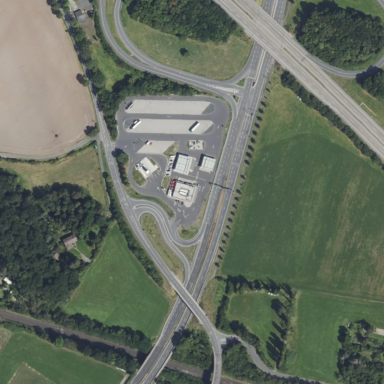 Luftbild (Orthofoto) des LKW-Parkplatzes Esso Autohof Fulda-Nord aus dem Jahr 2024