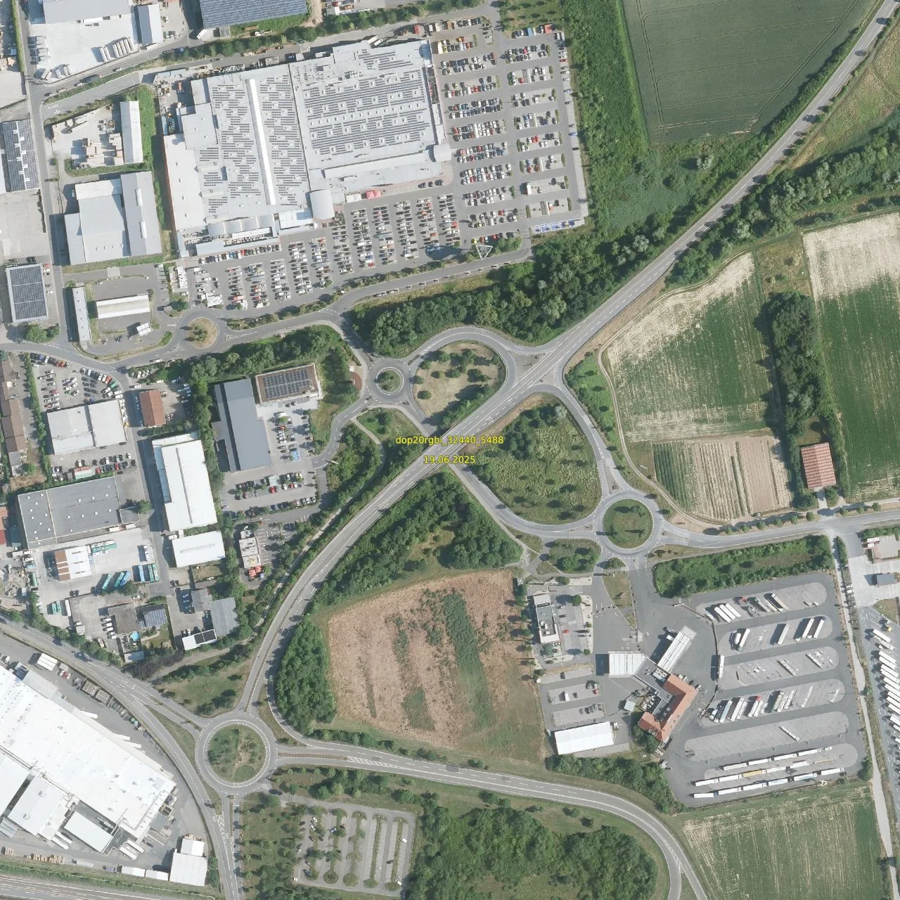 Luftbild (Orthofoto) des LKW-Parkplatzes Maxi-Autohof Kirchheim a.d. Weinstraße aus dem Jahr 2025